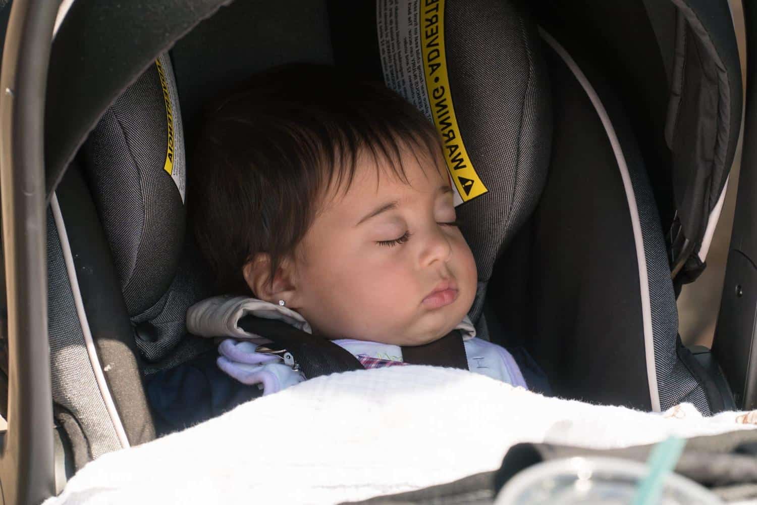 Jusqu'à quel âge installer bébé dos à la route dans son siège-auto ?