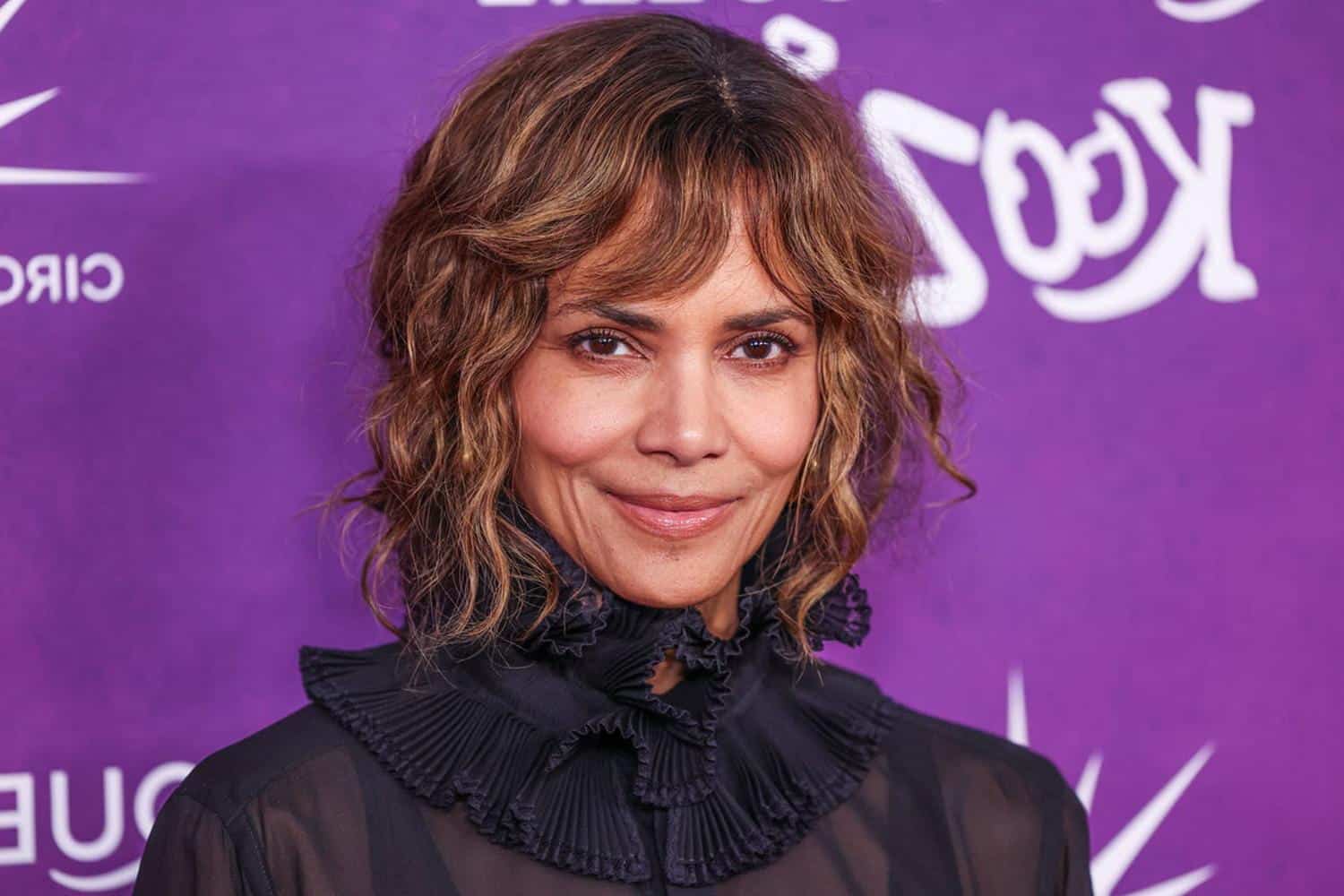 Halle Berry porte le plus féérique des chignons de fêtes et prouve qu'elle n'a pas pris 1 kg en 22 ans !