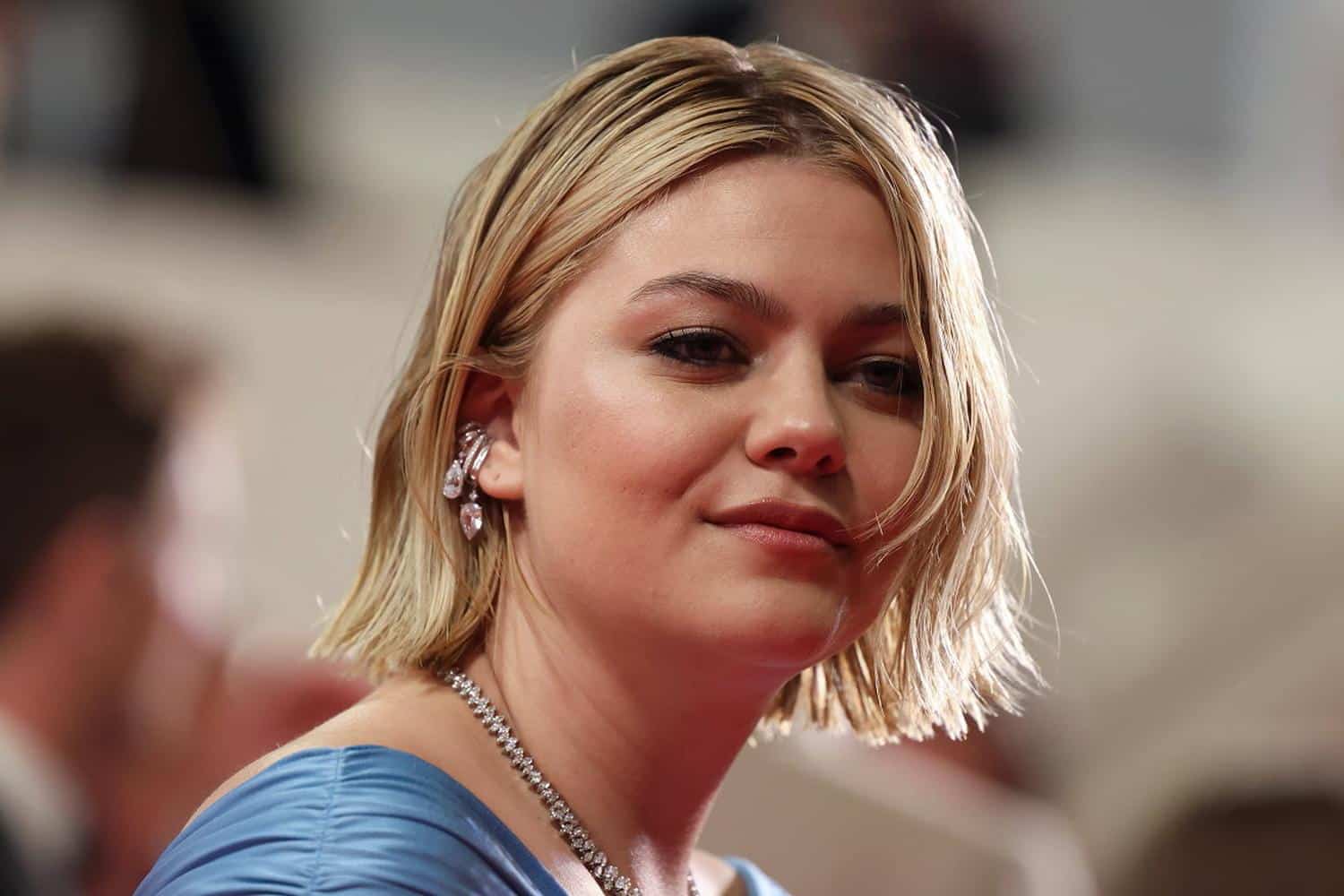 Louane a trouvé l'accessoire cheveux idéal pour être parfaitement coiffée sous la pluie