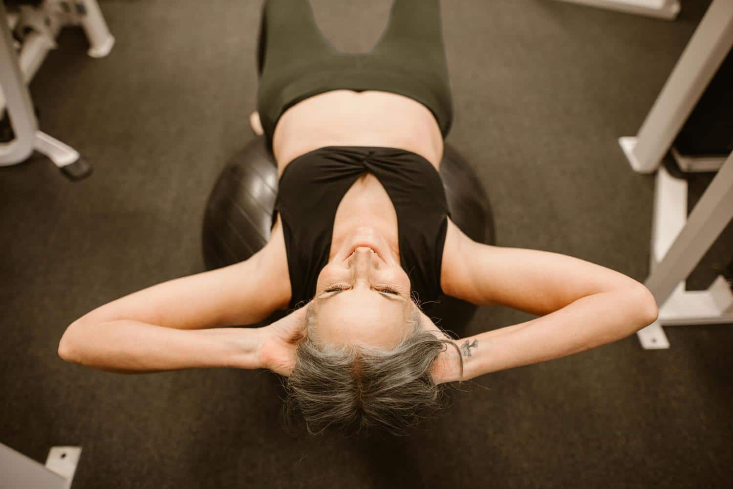 Grâce à ce régime incontournable, cette femme de 50 ans en paraît 40 et a lancé sa carrière de mannequin