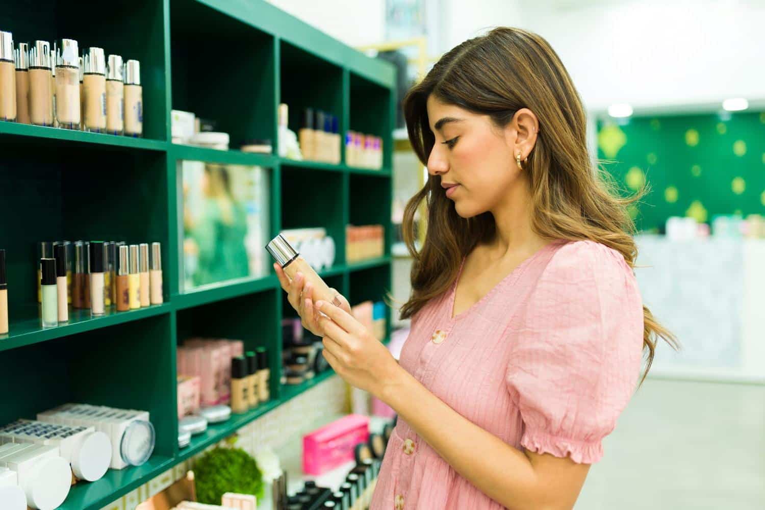 Ce fond de teint vaut moins de 20 euros en supermarché, c'est pourtant le préféré des pros qui l'ont testé
