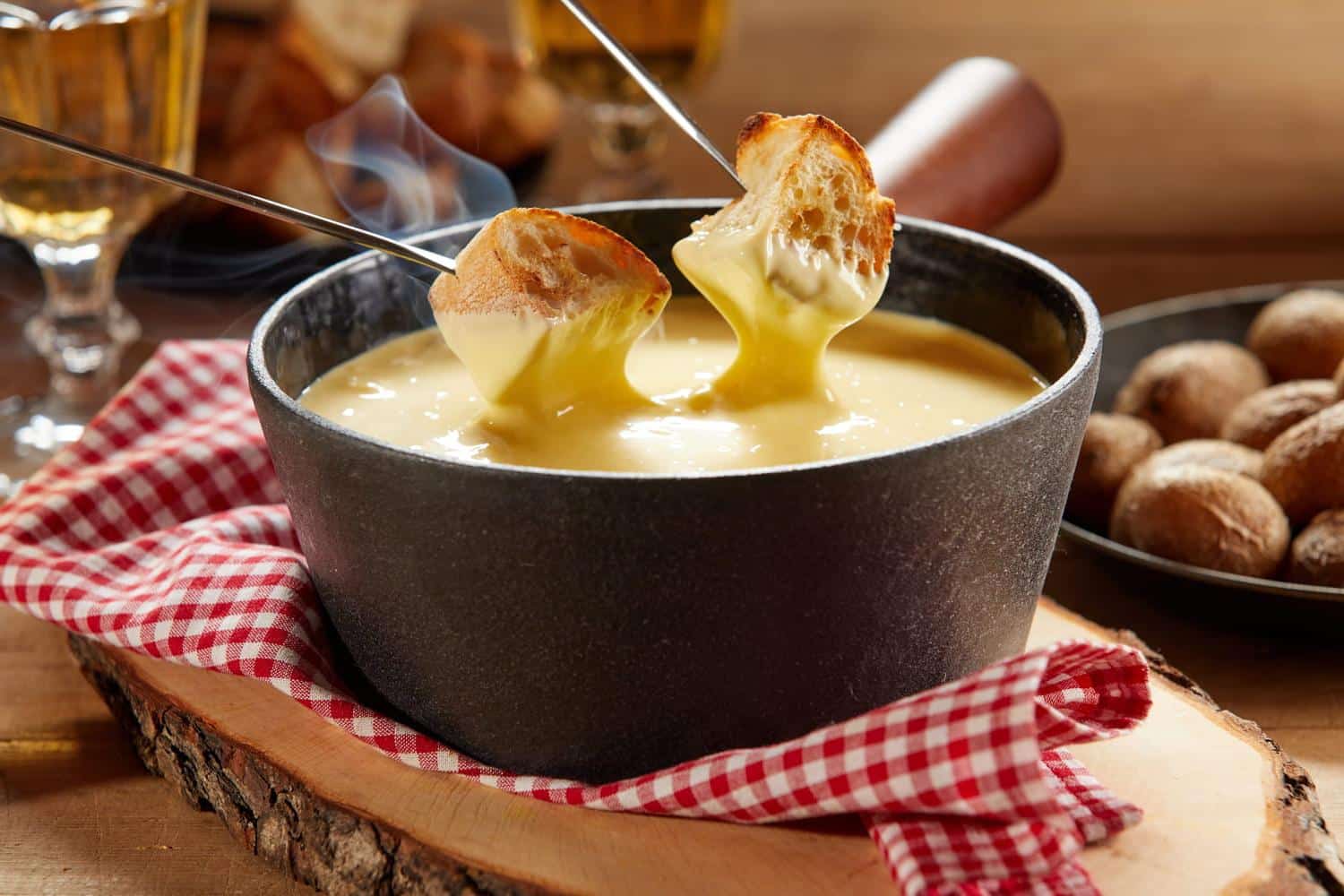 Fondue : seuls les Savoyards savent qu'il faut y ajouter ceci pour vraiment la réussir