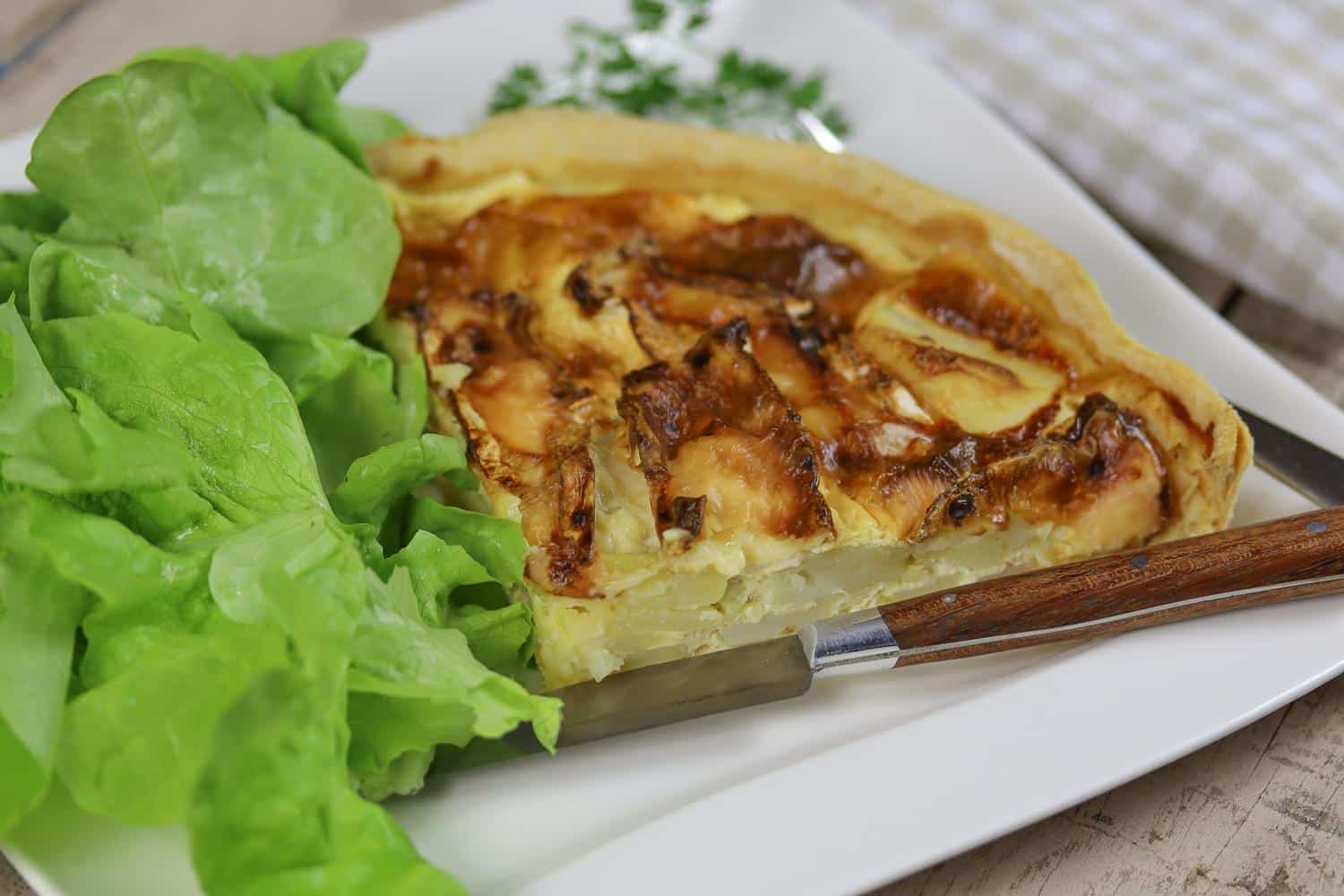 Nina Métayer adore préparer cette tarte sucrée-salée pour le dîner : la recette facile