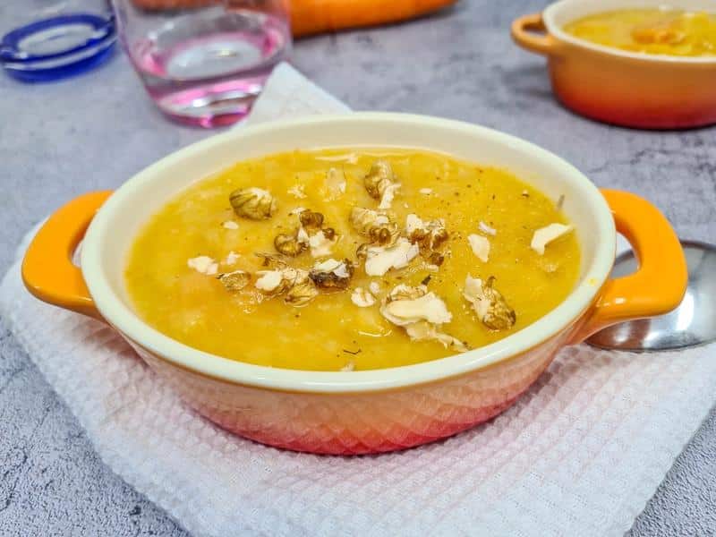Soupe de légumes d'hiver (pommes de terre, carottes et poireaux)