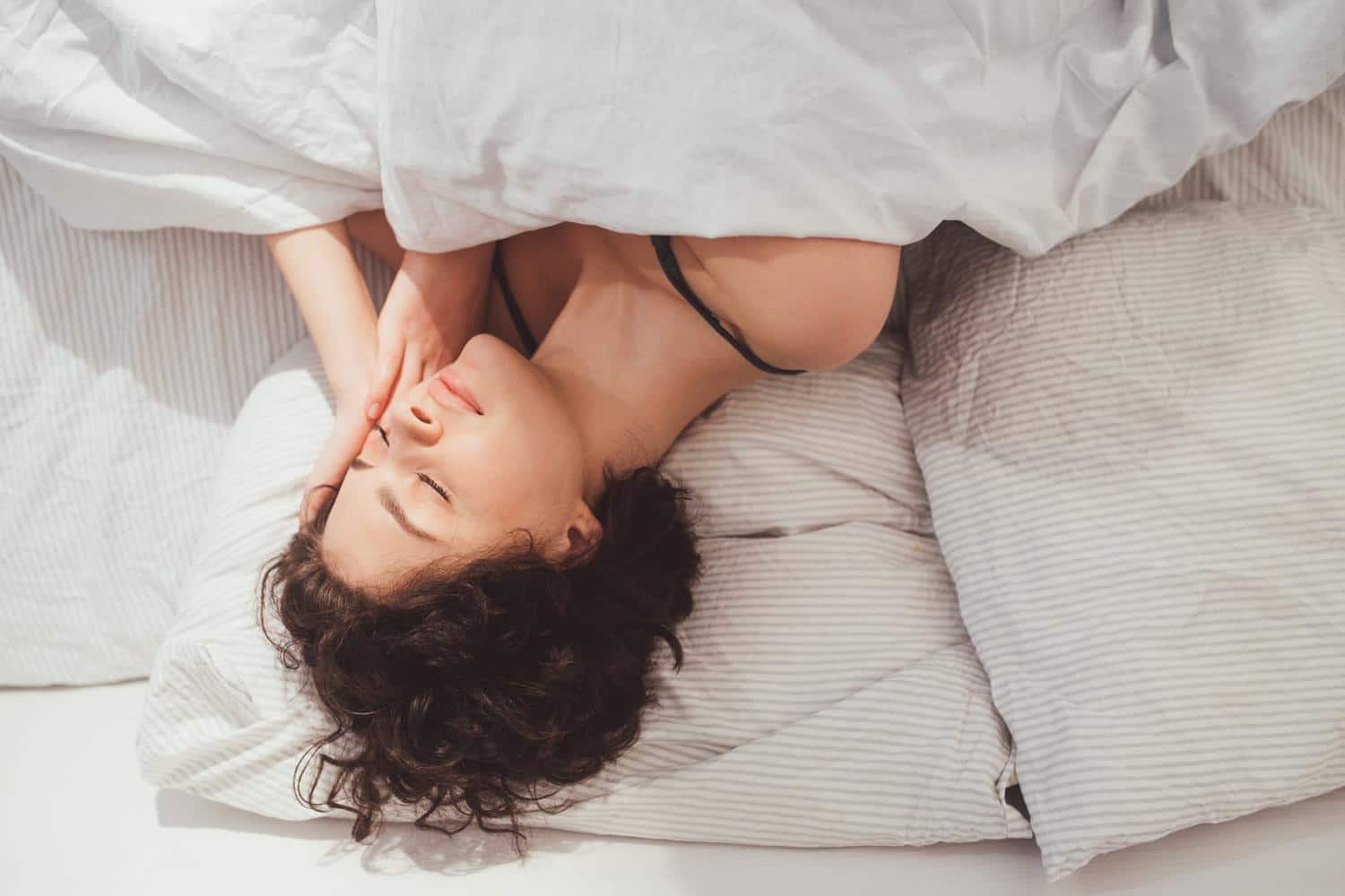 D'après le docteur Jimmy Mohamed, dormir dans cette position favorise l'apparition des rides