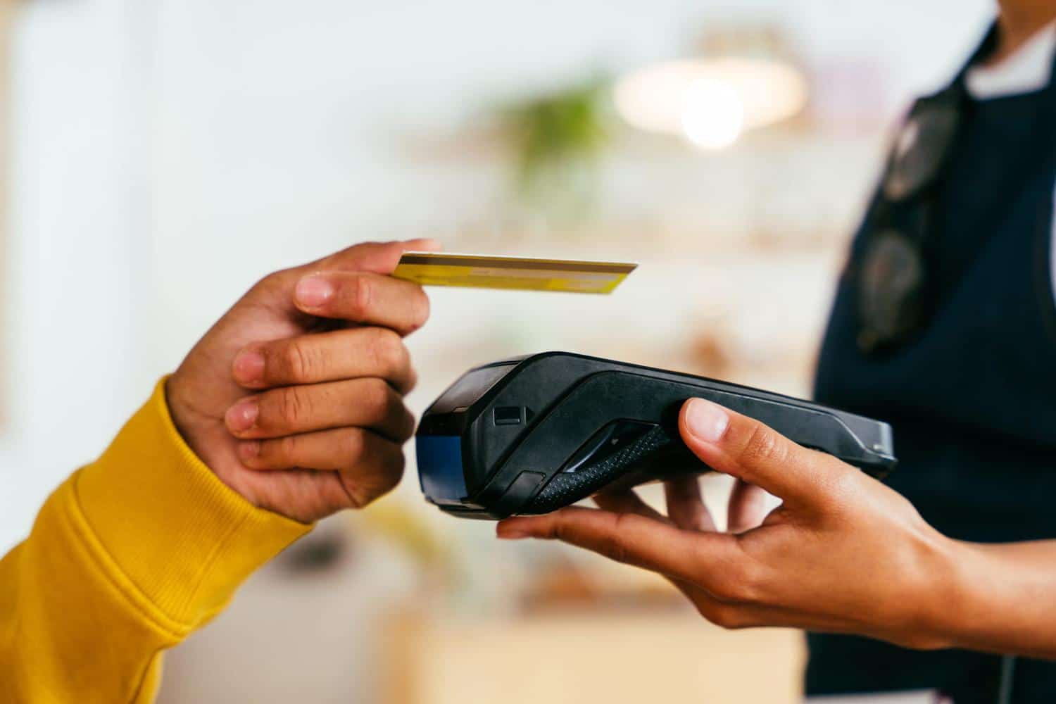 Même pour un petit montant, un commerçant ne peut refuser un paiement par carte bancaire si...