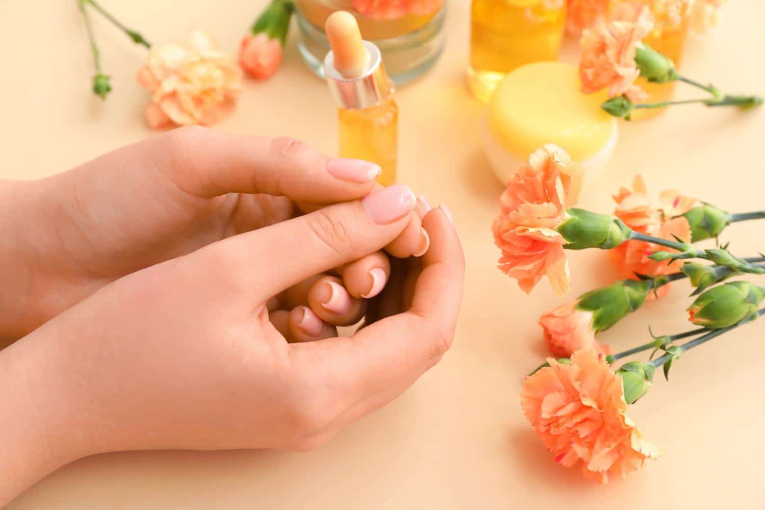 Tout le monde oublie son importance, pourtant ce geste permet de garder de beaux ongles d'après une experte