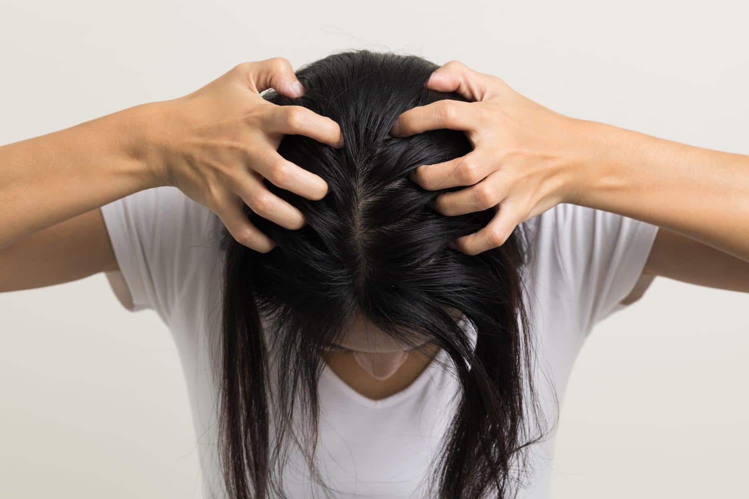 Cette habitude rend les cheveux encore plus gras : une coiffeuse alerte et donne la solution miracle