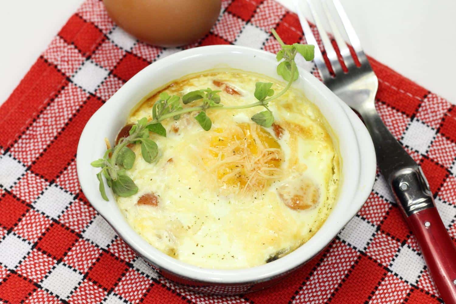 Œuf cocotte léger : la recette sans crème fraîche d'une diététicienne, c'est tout aussi bon