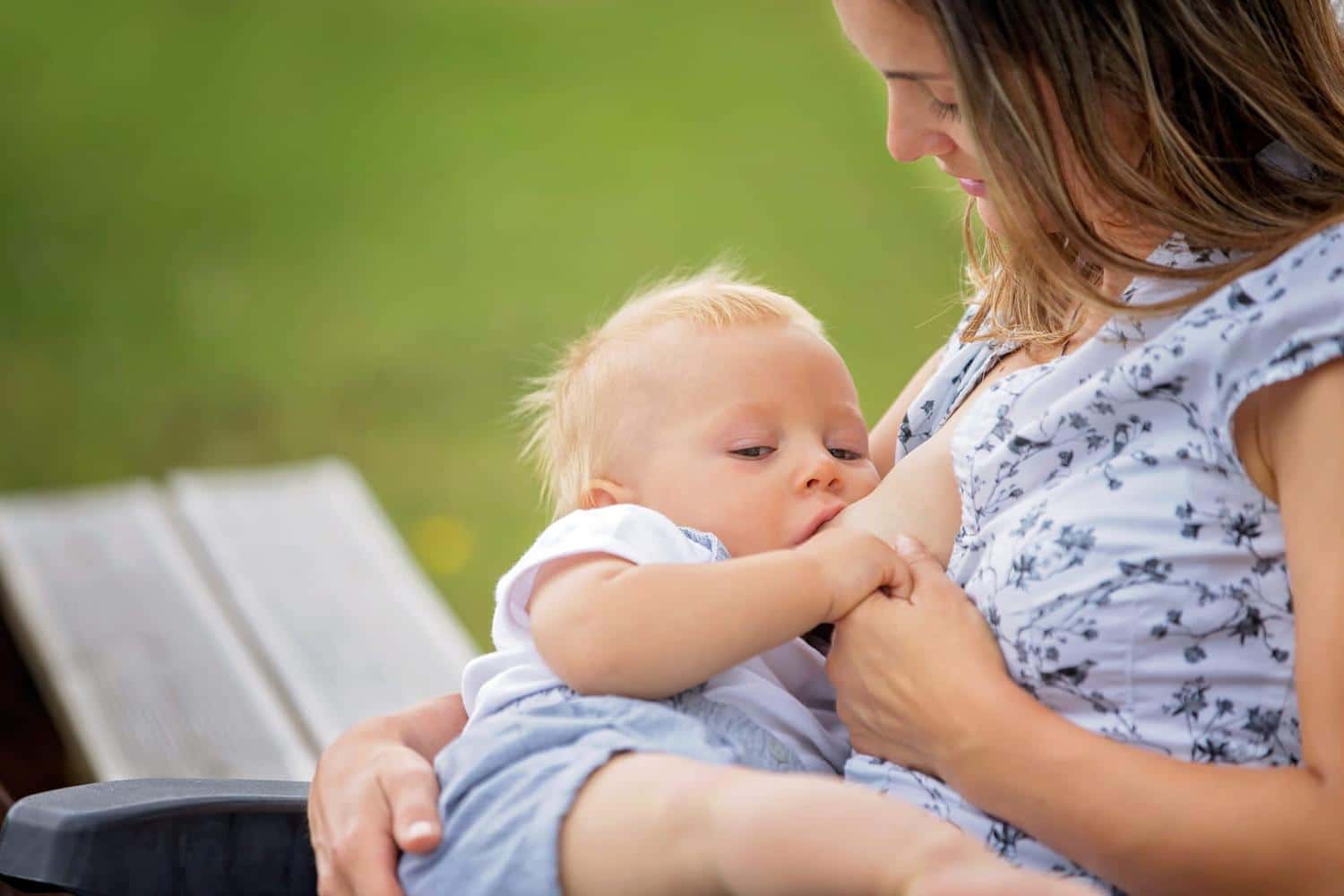 Allaiter en public : ce que dit vraiment la loi française
