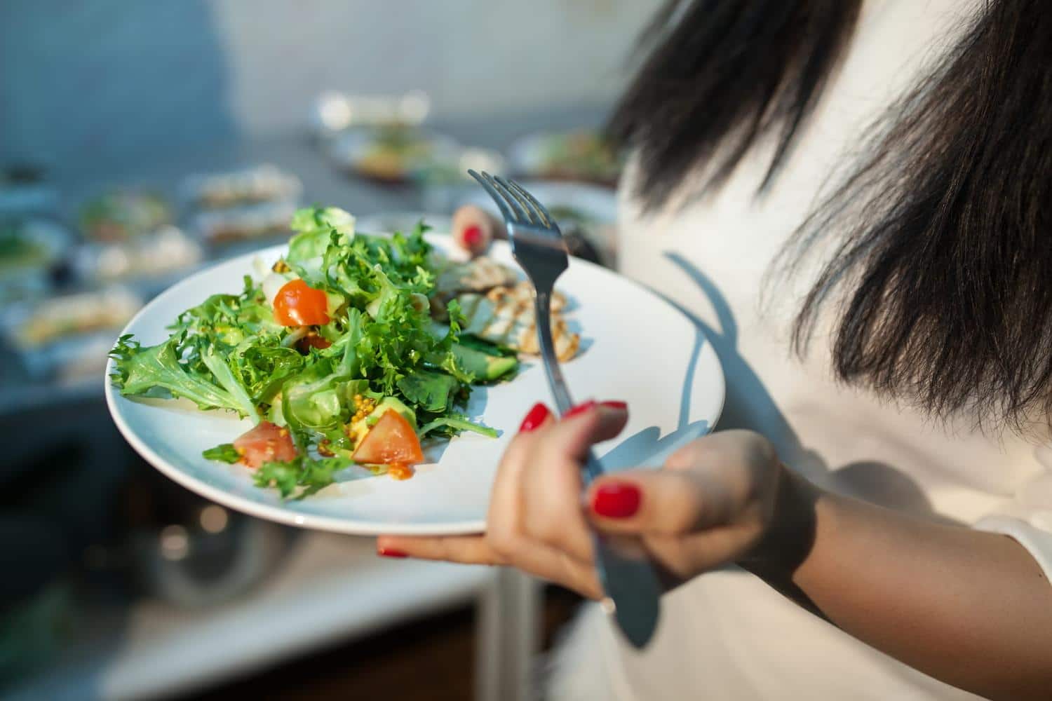 L'ingrédient piège de la salade : tout le monde en met, mais il fait sournoisement grossir du ventre