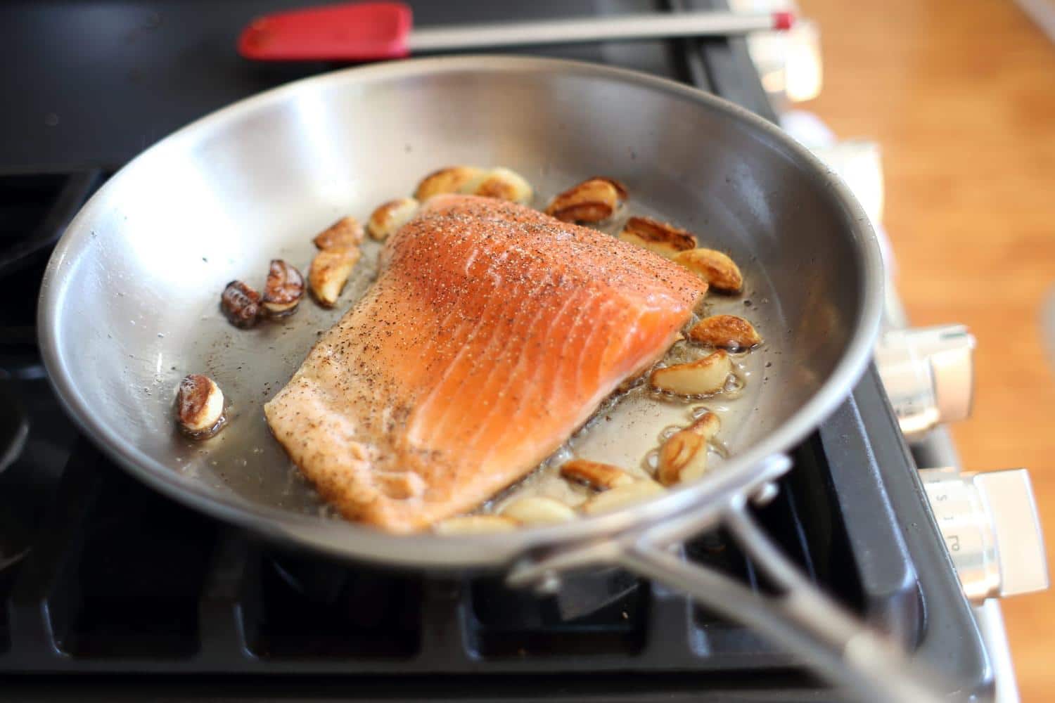 Fini les aliments qui collent à la poêle en inox, il suffit de prendre cette bonne habitude