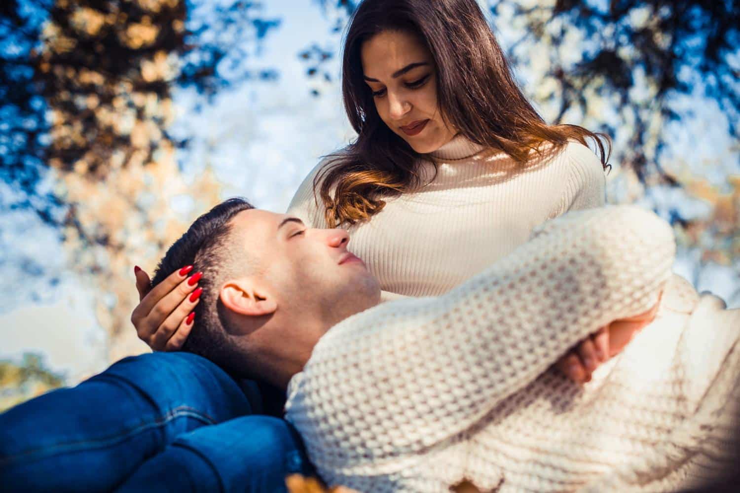 Il y a 4 signes typiques pour reconnaître un homme amoureux : voici comment les repérer