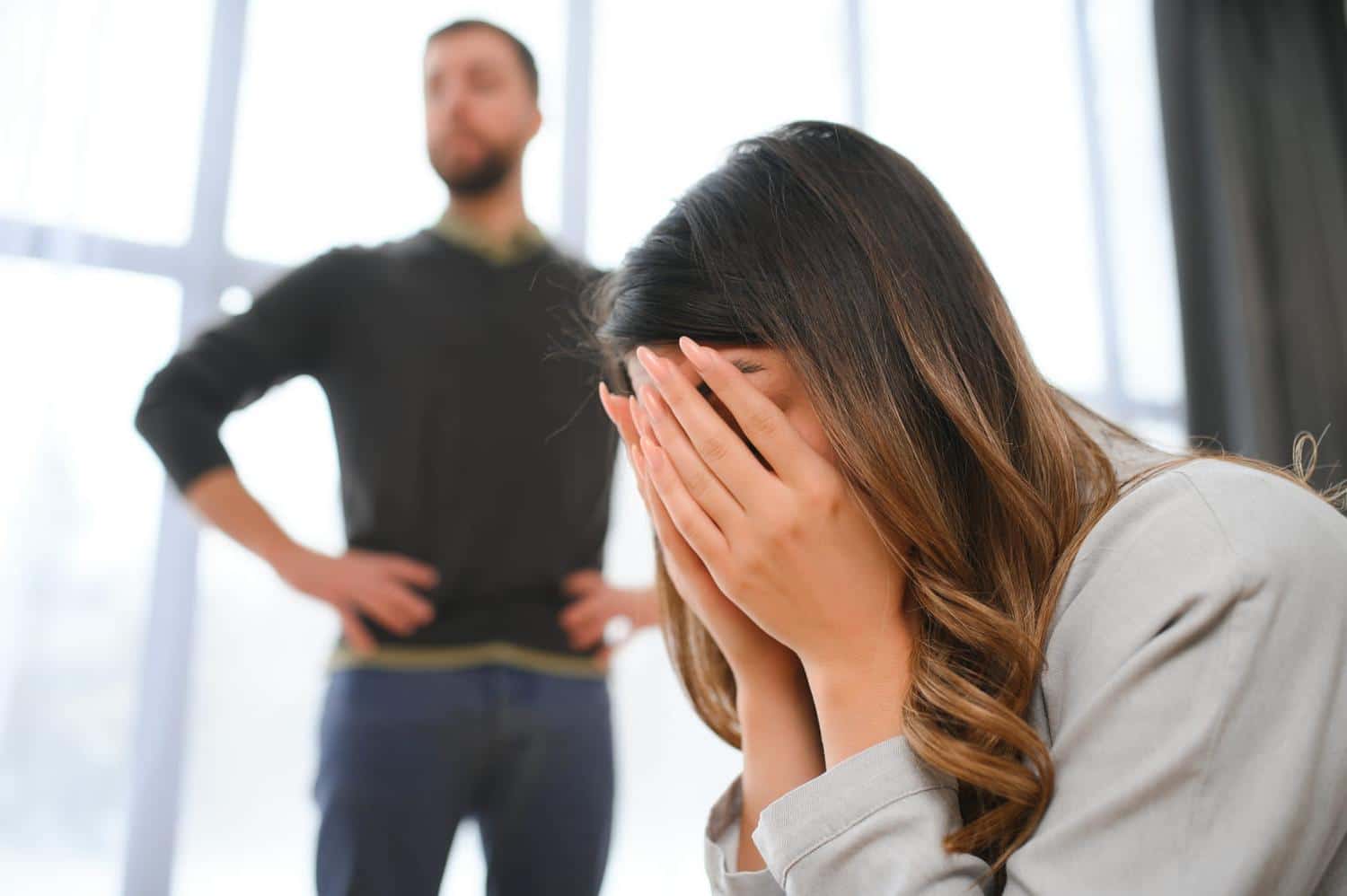 Les 6 comportements typiques d'un homme qui n'est plus amoureux