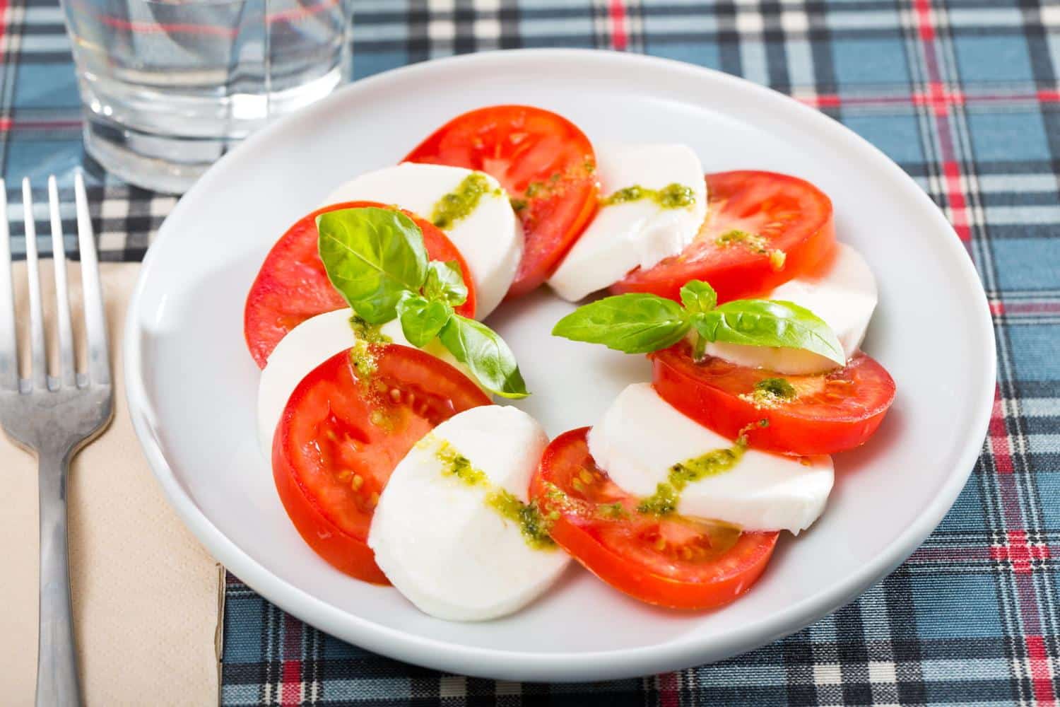 Les Italiens n'oublient jamais de faire ça quand ils préparent une tomate - mozzarella