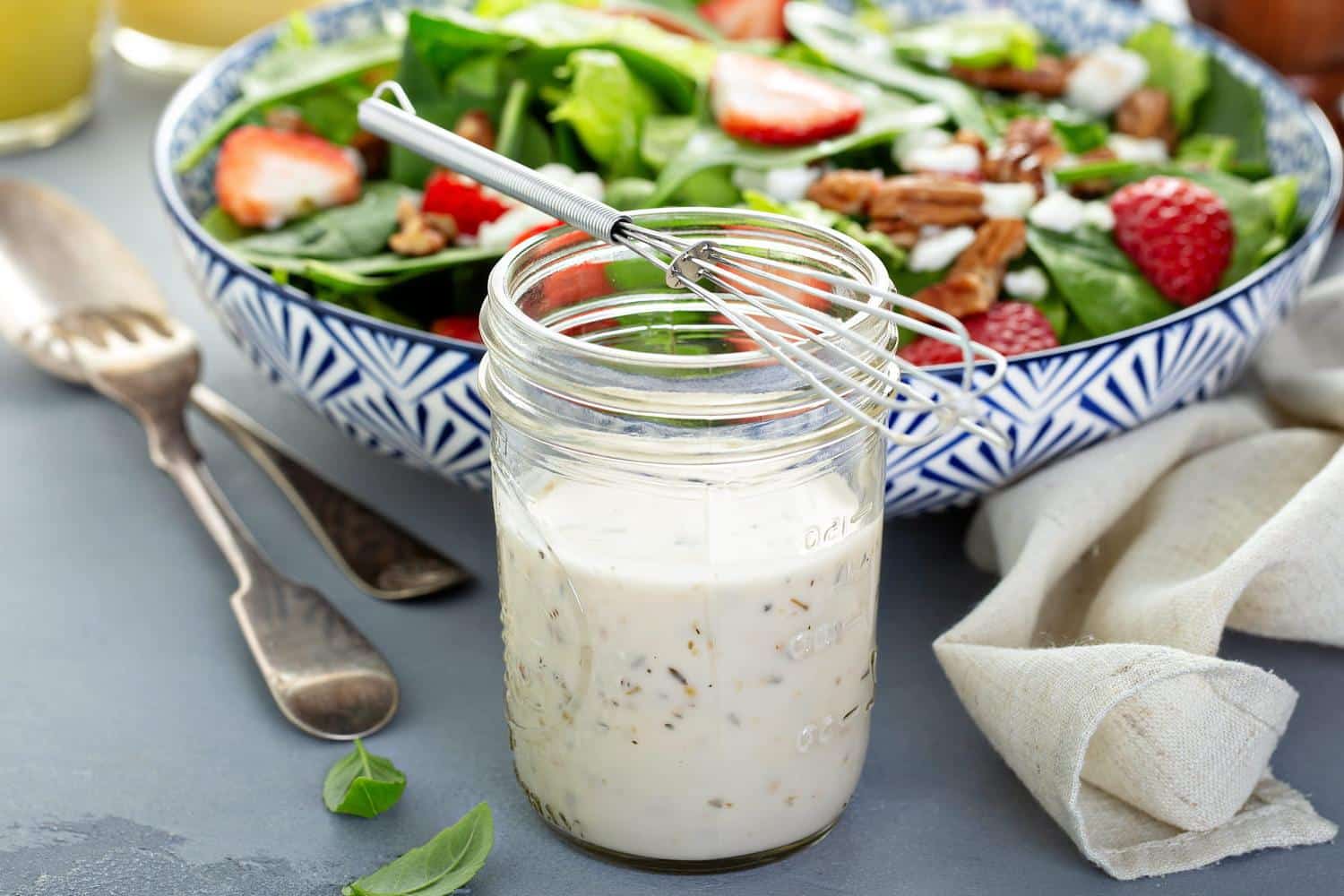 Peu calorique, cette sauce crémeuse assaisonne parfaitement toutes les salades composées