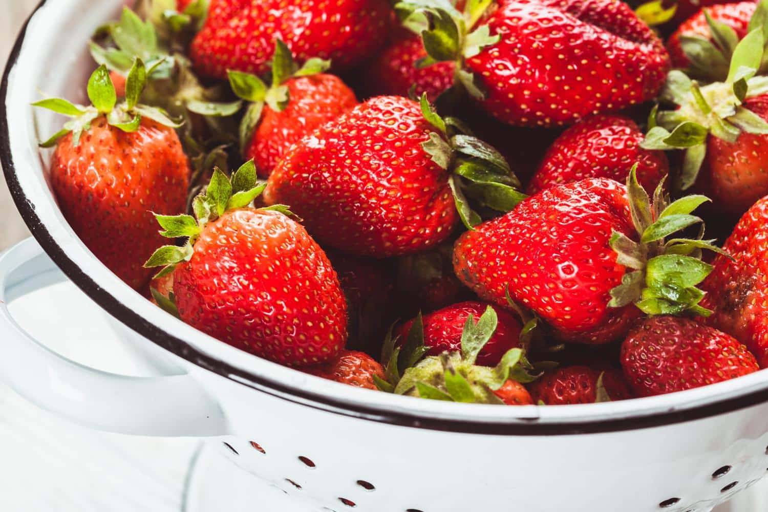 Fini le gâchis des fraises pourries : le geste à connaître pour les garder fraîches pendant plus de 7 jours