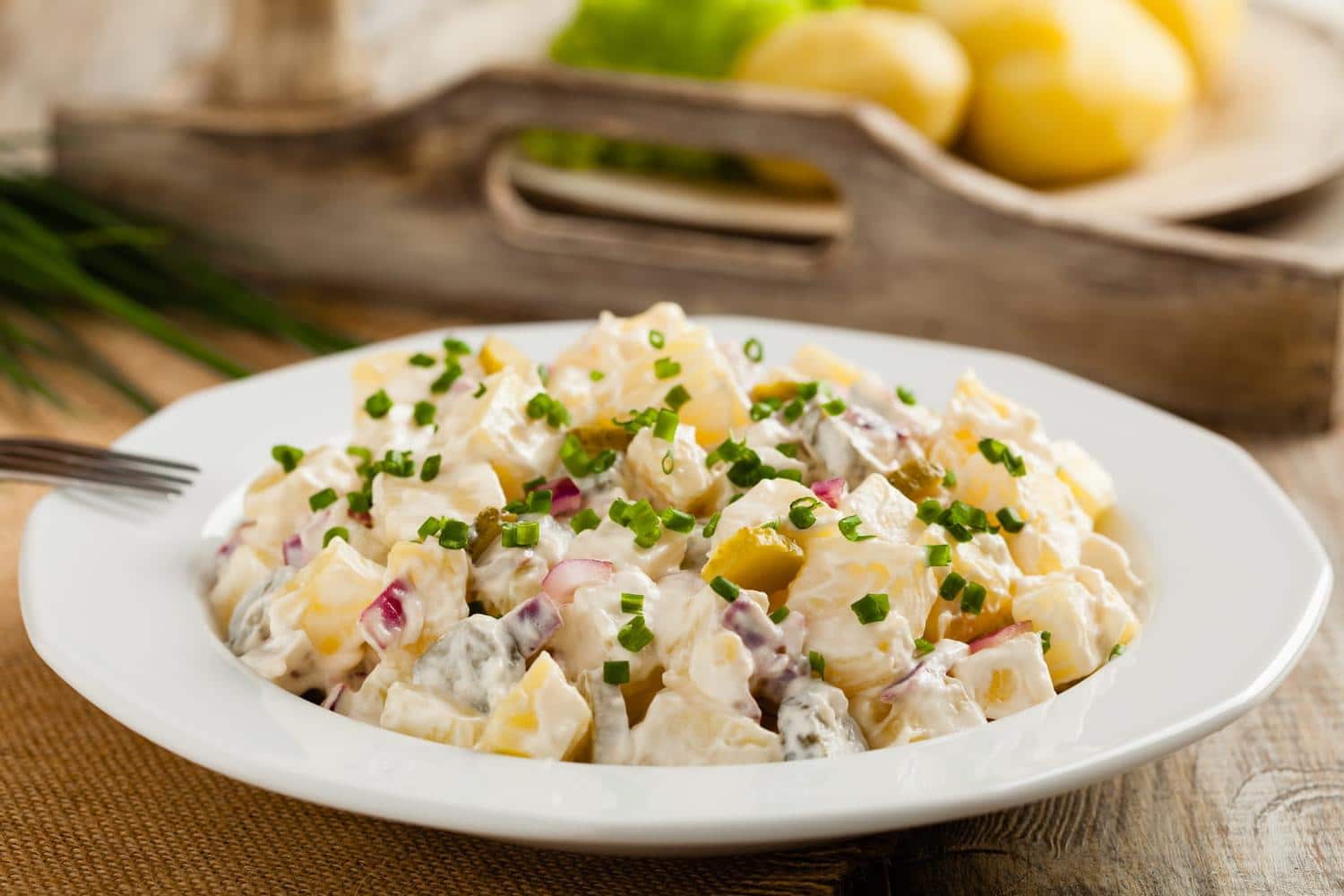 Équilibrée et rassasiante, cette salade de pommes de terre est délicieuse avec des grillades