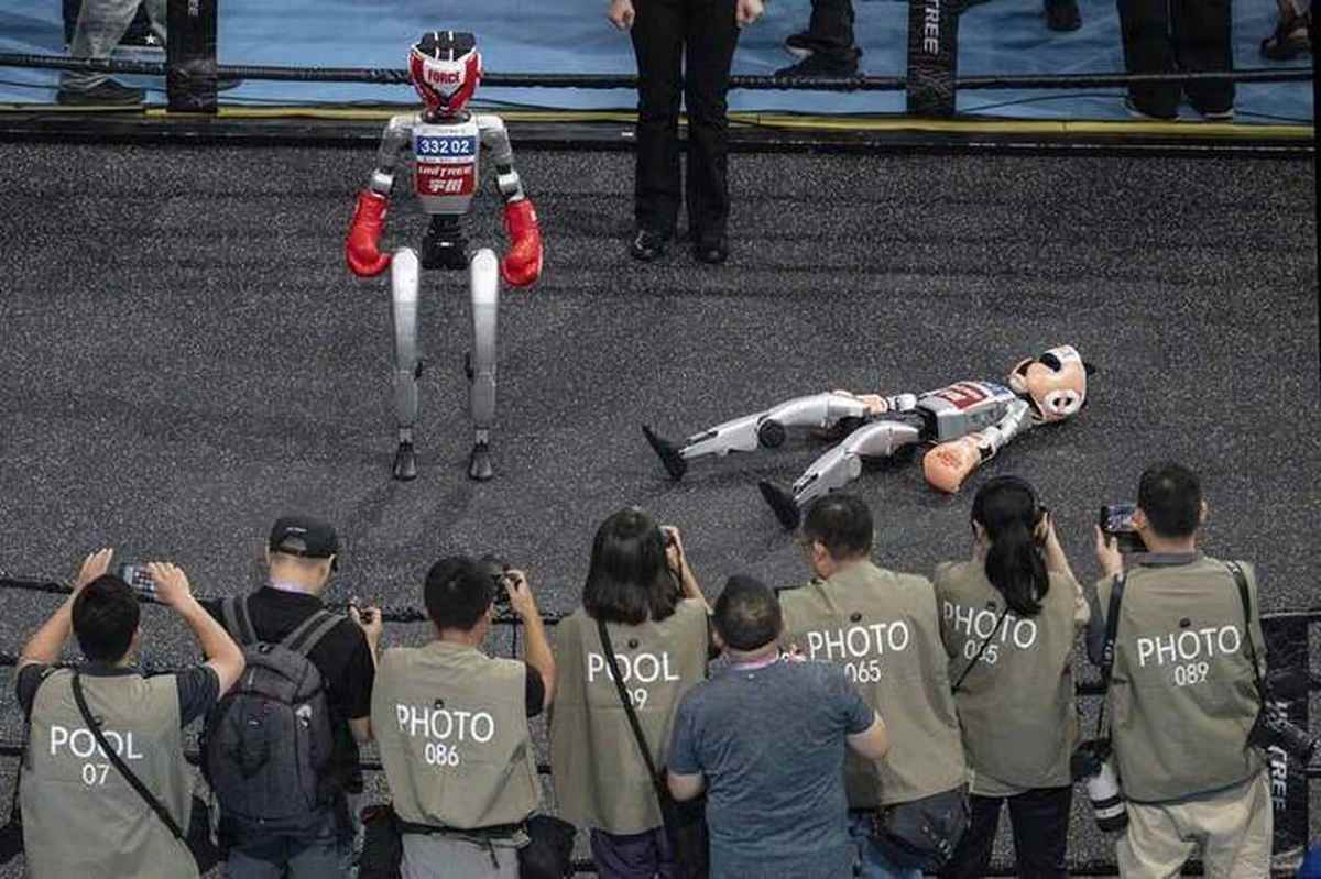 Crashes stress and epic fails is inside the chaotic humanoid robot games-compressed