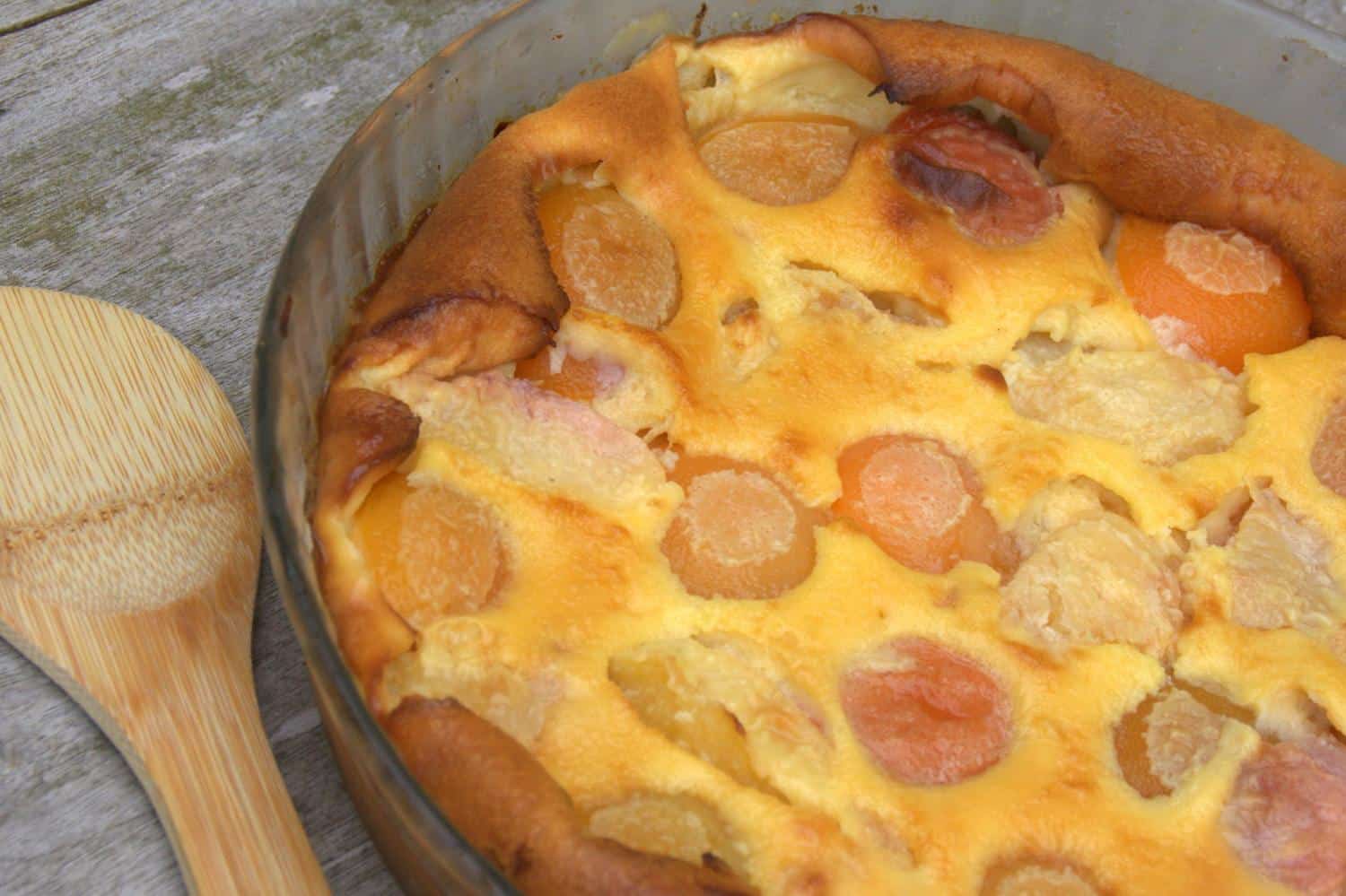 Dans son clafoutis, Cyril Lignac troque les cerises pour un fruit de saison deux fois moins cher