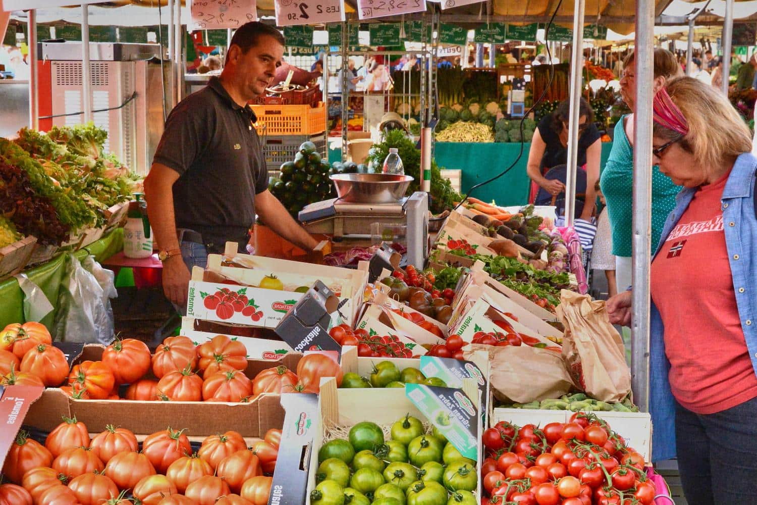 "Ça ne se fait pas" - les maraîchers détestent quand les clients font ça au marché