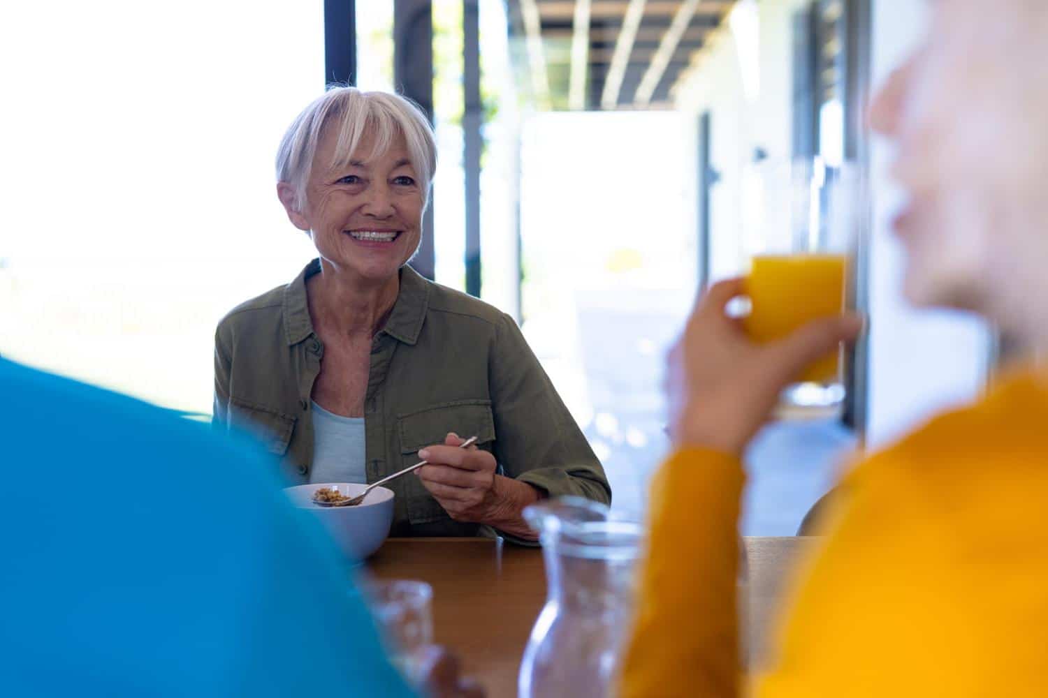 Dès 60 ans, le vieillissement s'accélère — une seule collation suffit pour vraiment le ralentir selon une nutritionniste
