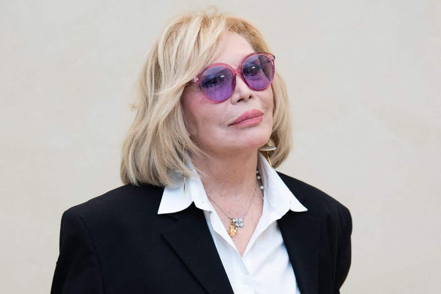 À plus de 70 ans, Amanda Lear bluffe tout le monde avec la coiffure rajeunissante de la saison