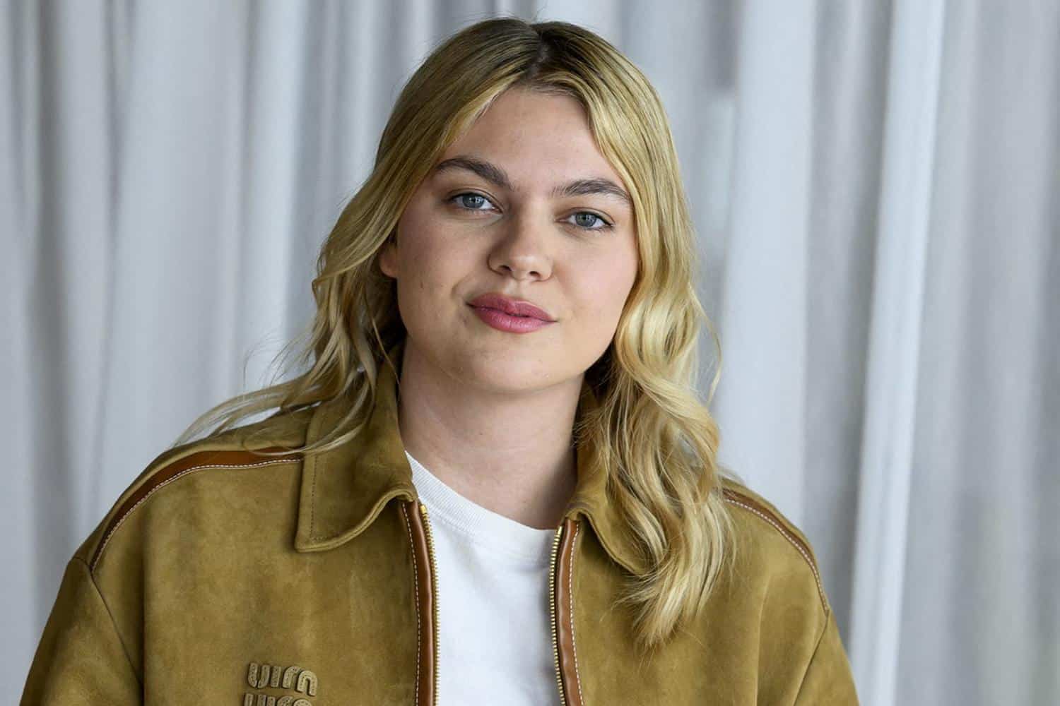 Terminé le blond angélique, Louane adopte un look radical vraiment surprenant