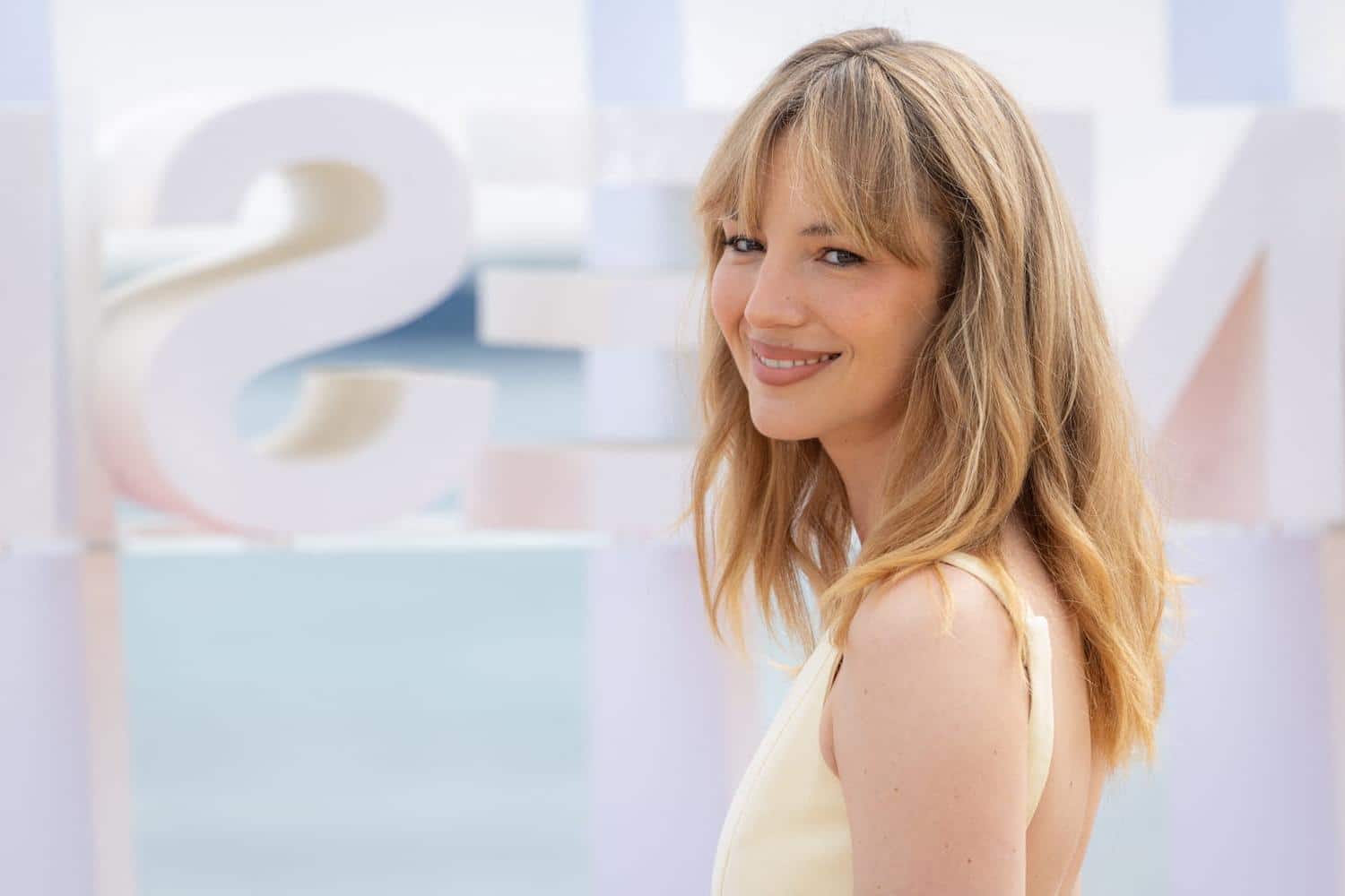 Au festival d'Angoulême, Louise Bourgoin mise sur une coiffure qui capte toute la lumière