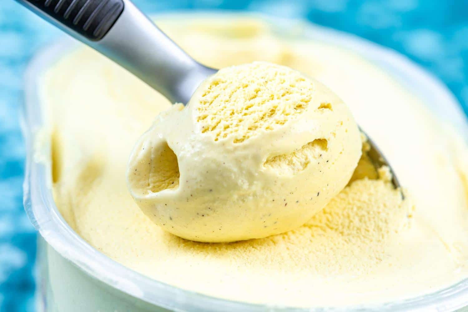 Fini la glace trop dure : le bon geste à faire avant de mettre son pot au congélateur