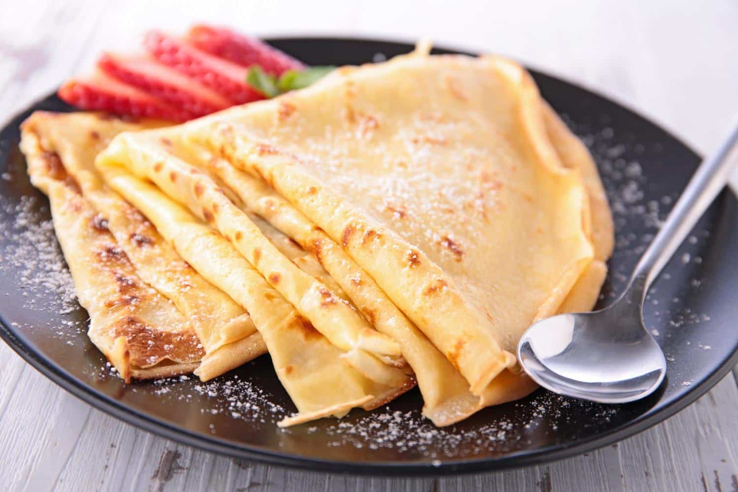 Crêpes à la cuillère : la recette préférée des mamans pressées, sans balance ni temps de repos