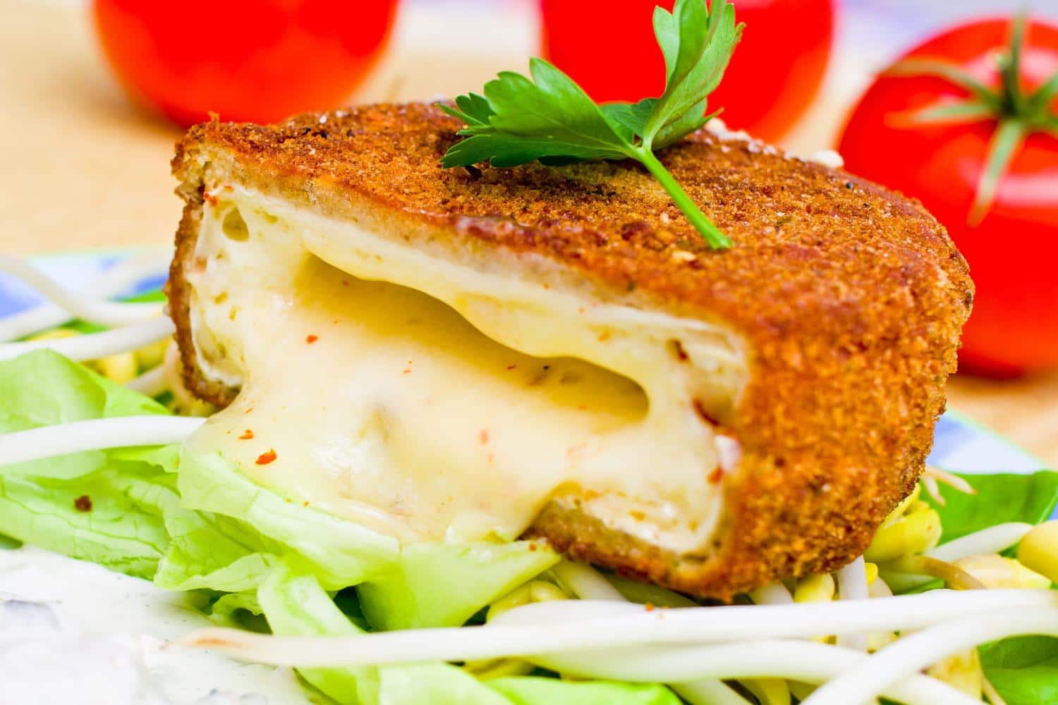 Encore plus coulant que le camembert rôti, ce fromage pané fait fondre tout le monde de plaisir