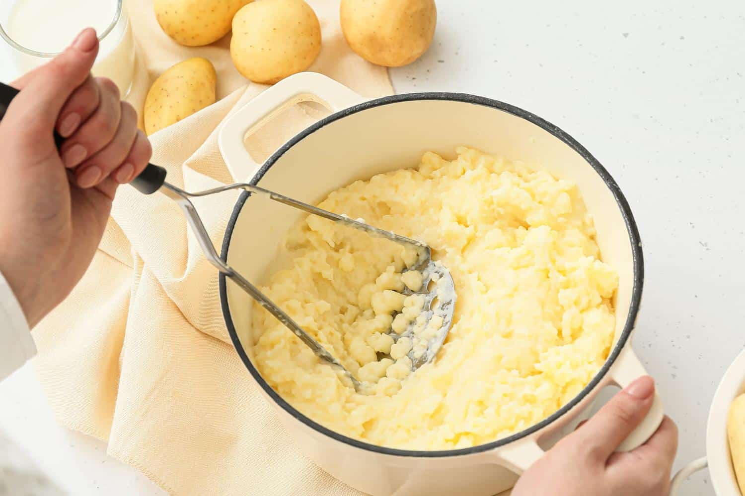 Ce geste 2-en-1 fait gagner un temps précieux quand on prépare une purée de pommes de terre maison