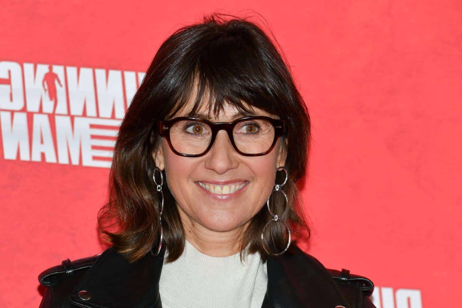 À 55 ans, Alexia Laroche-Joubert ose un détail capillaire qui rajeunit toute son allure