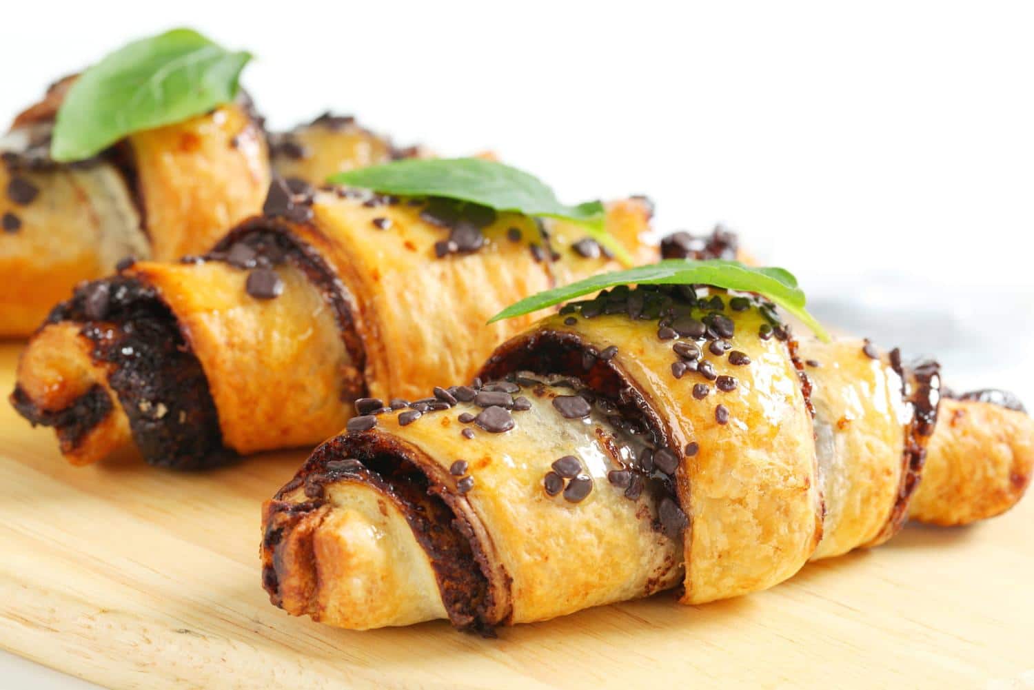 Même les débutants réussissent ces petits croissants au chocolat - ça coûte trois fois rien à préparer