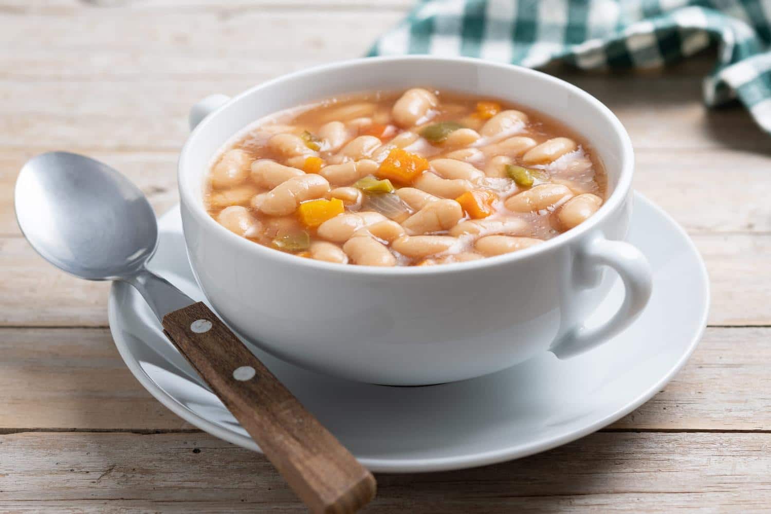 Même pas besoin de mixeur : Laurent Mariotte prépare toujours cette soupe rassasiante et économique en hiver