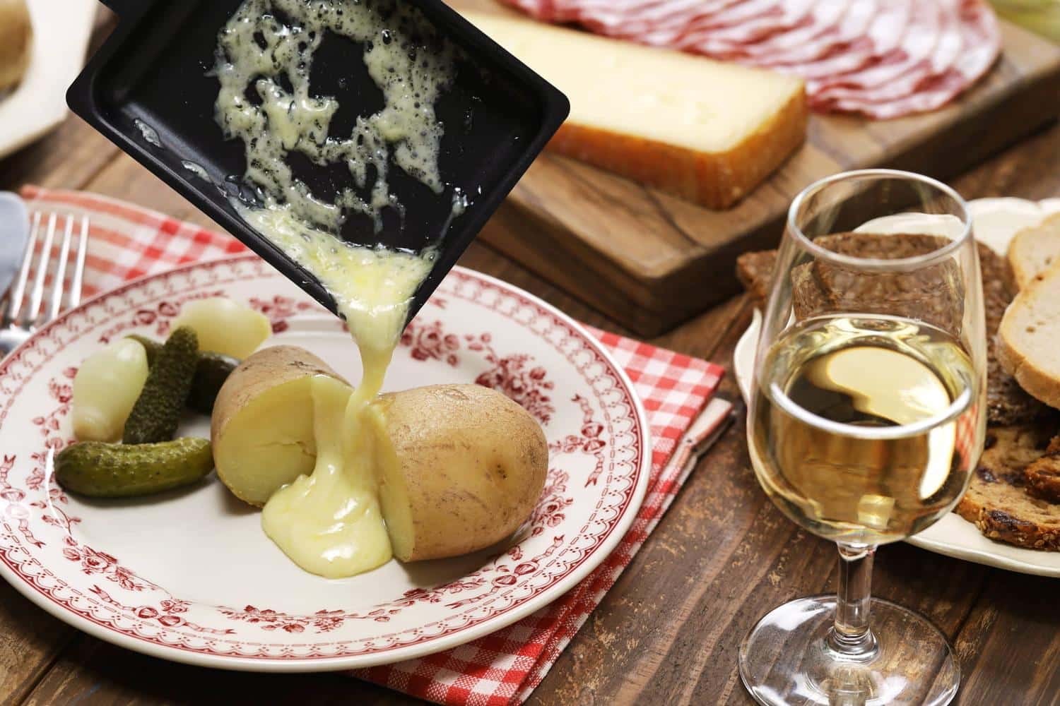 Mieux que le vin, un fromager conseille plutôt cette boisson pour accompagner la raclette