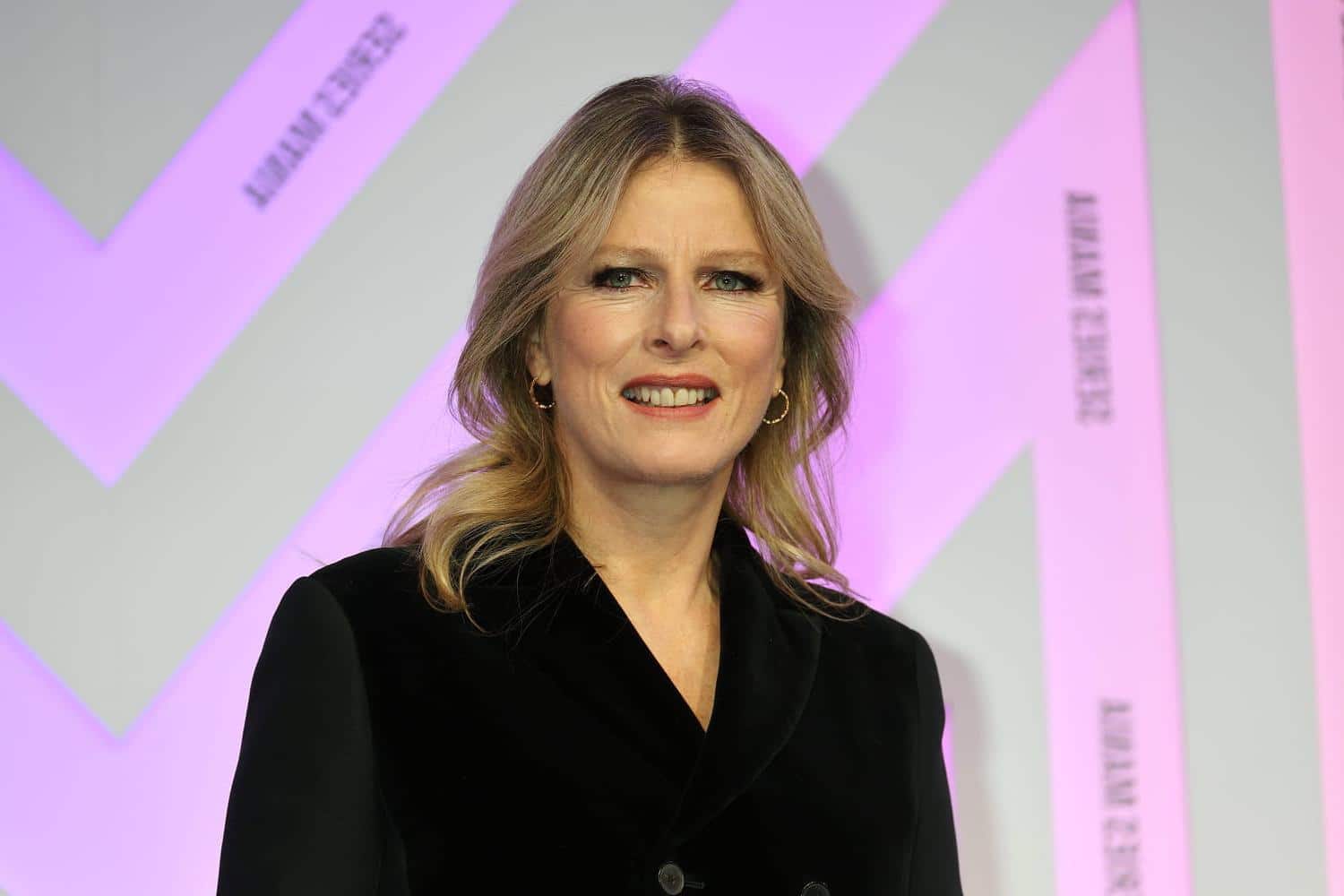 A 60 ans, Karin Viard surprend avec une coupe qui lifte immédiatement son visage