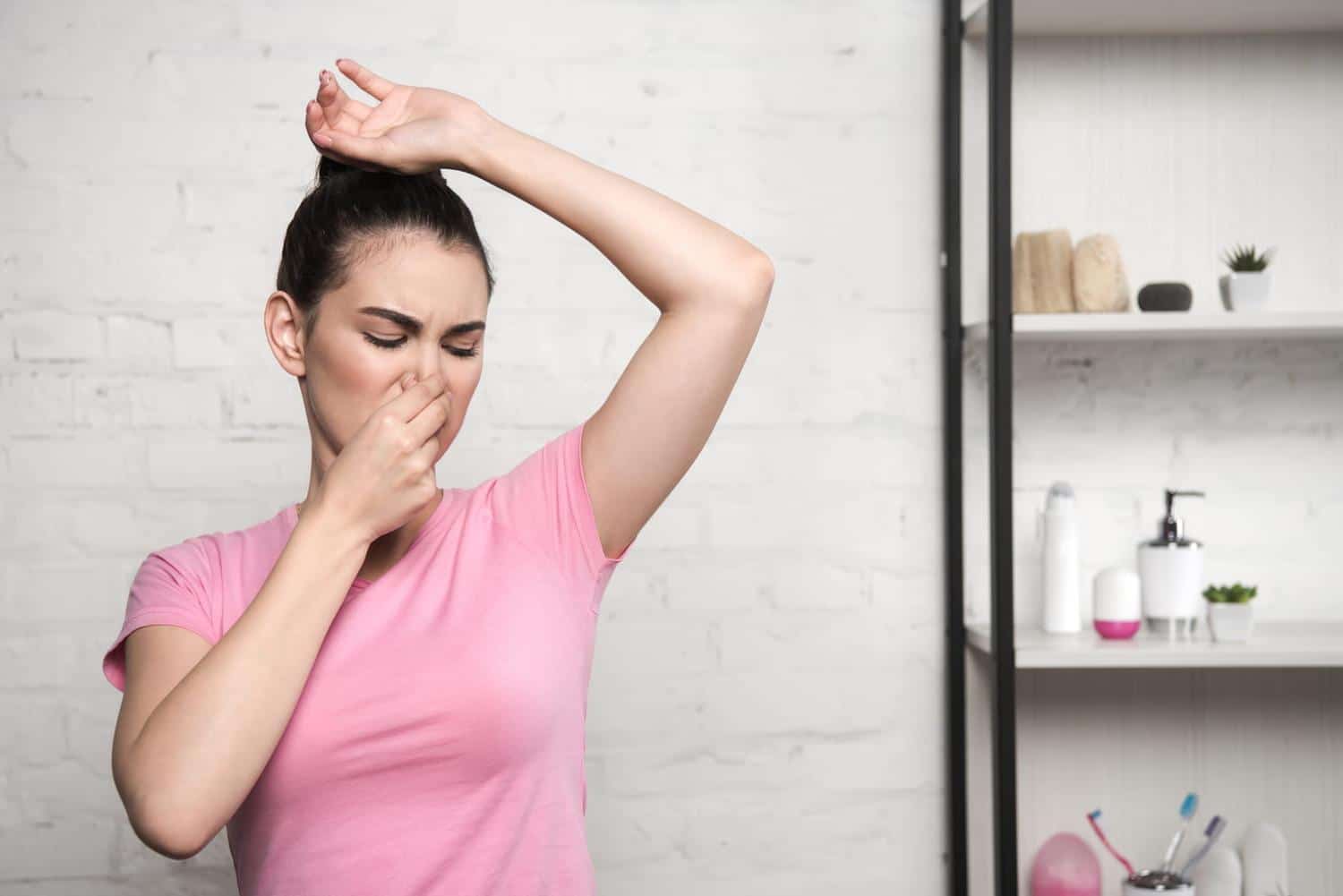 Mauvaises odeurs corporelles : quand le déodorant ne suffit plus ce produit recommandé par un médecin agit à la source