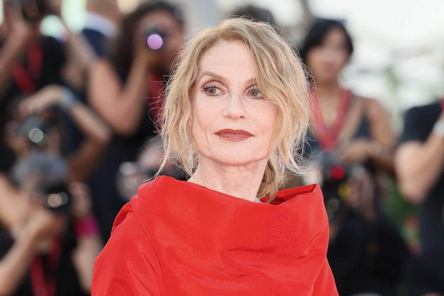 Pour son nouveau film, Isabelle Huppert fait une infidélité à son roux iconique et se transforme en une vampire séduisante