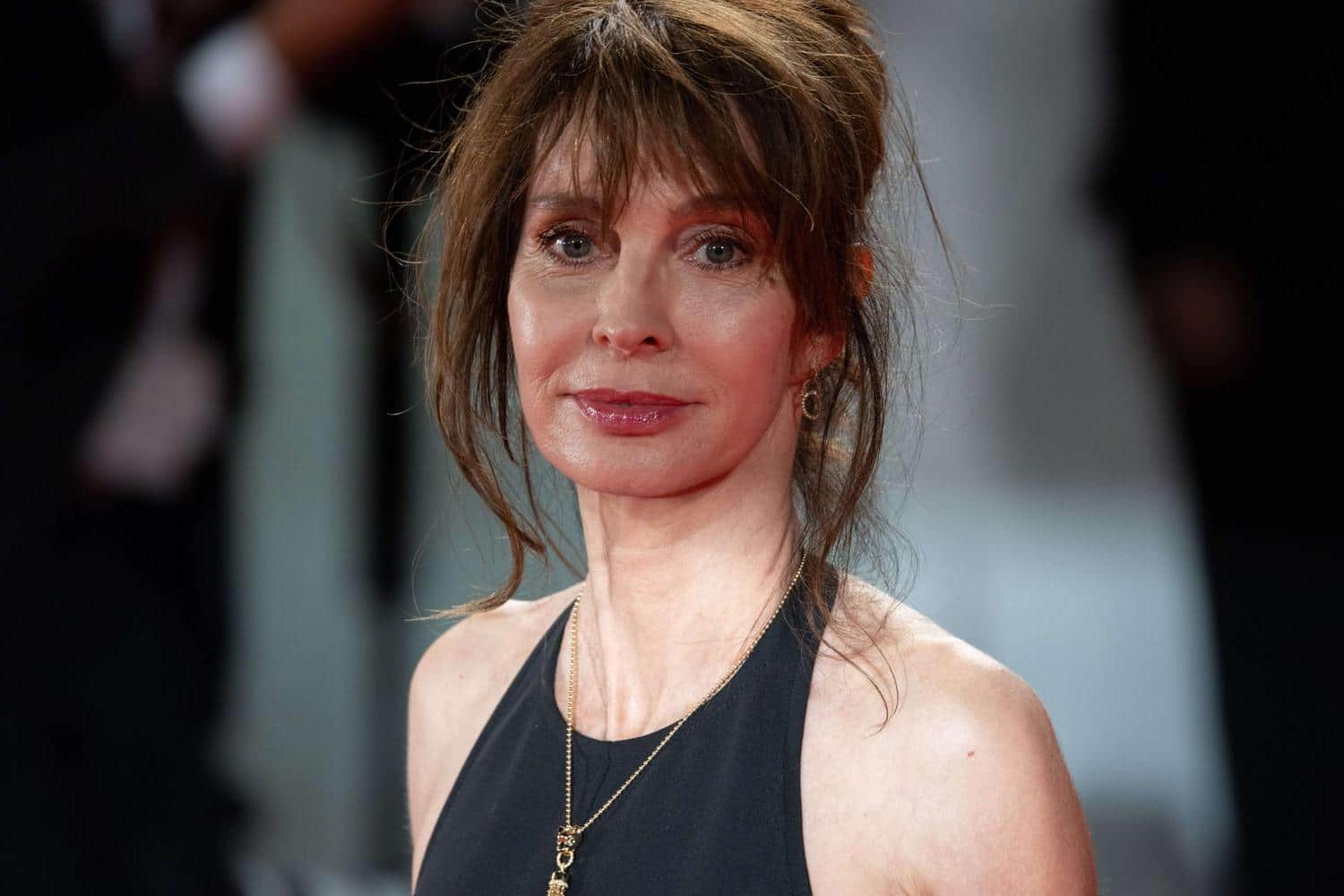 Anne Parillaud succombe à ce carré parfait pour les cheveux fins après 65 ans