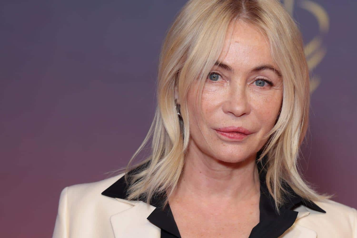 Adieu les coiffures sans relief : la nouvelle coupe d'Emmanuelle Béart change tout après 60 ans
