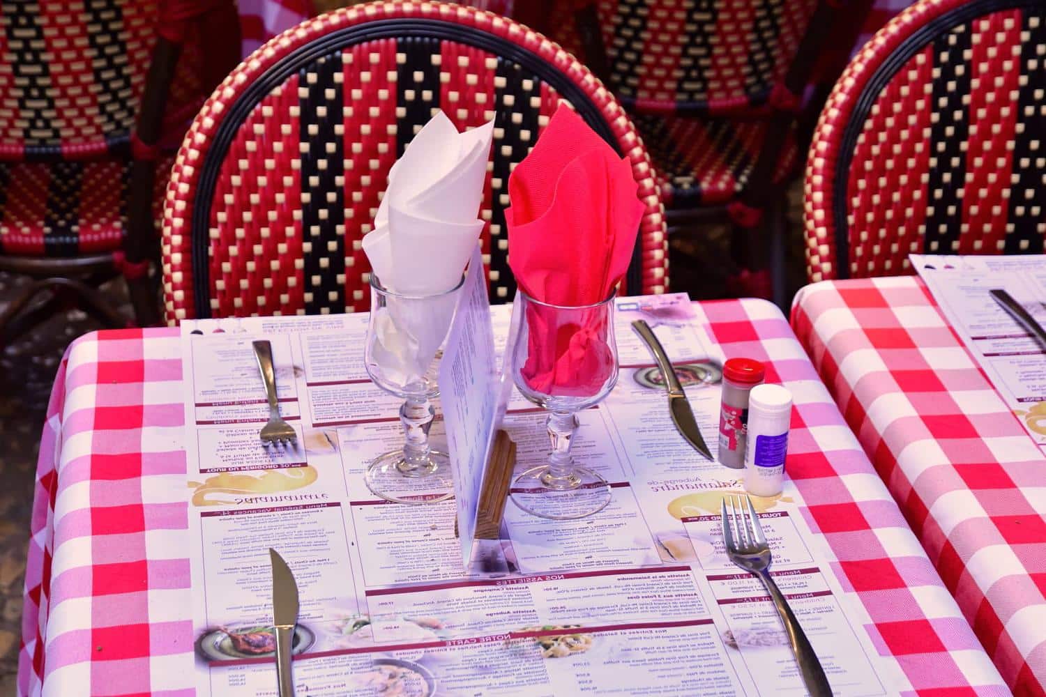 Tous les soirs, une file d'attente s'étend sur plusieurs mètres devant ce restaurant pour un plat à 8 euros