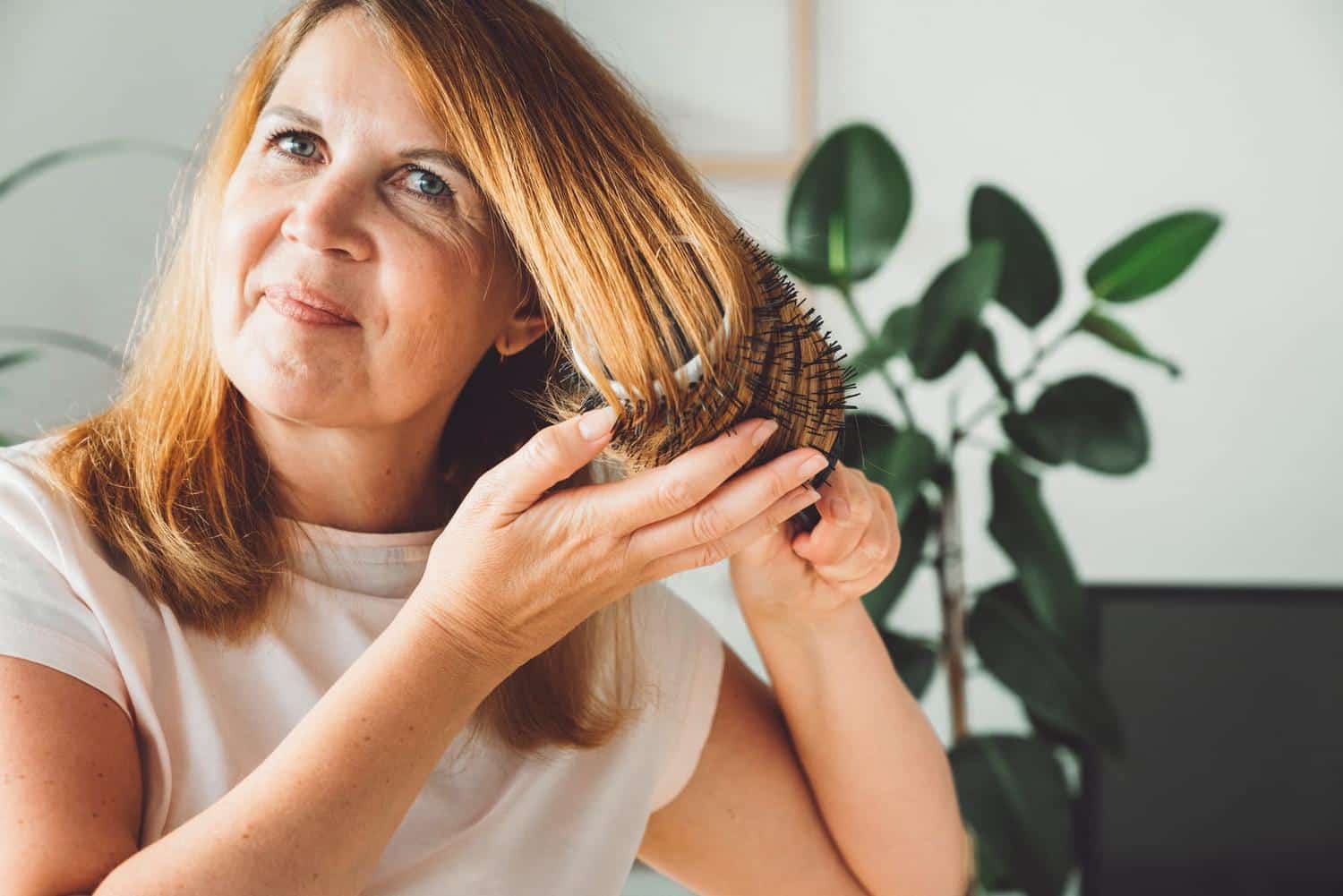 Cette erreur avec votre brosse empêche vos cheveux de devenir vraiment brillants selon une coiffeuse