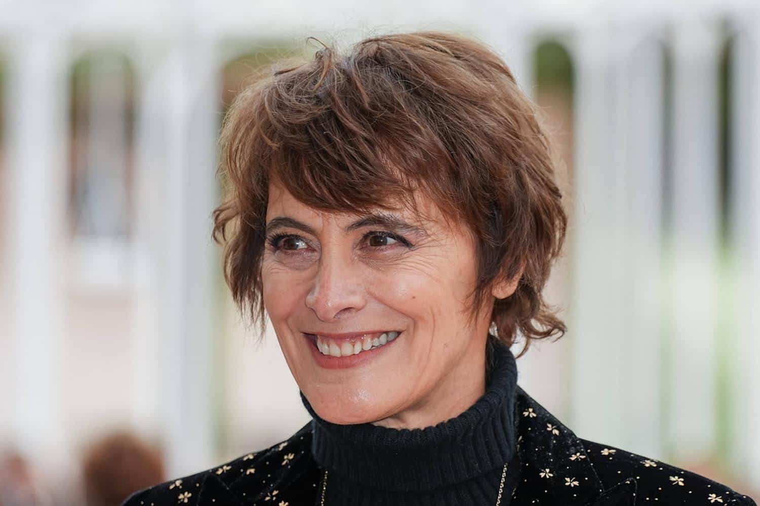 Inès de La Fressange ressuscite ce rouge à lèvres des années 2010 qui ne bouge pas de la journée