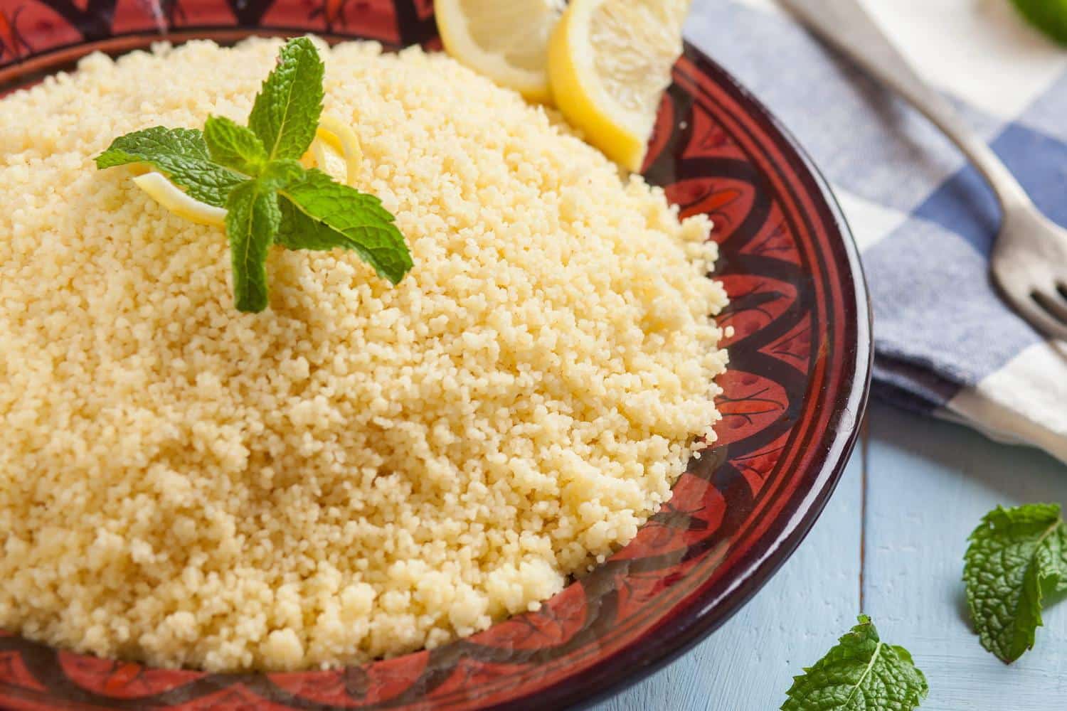 En 10 minutes, cette technique imite la cuisson de la semoule au couscoussier, sans matériel