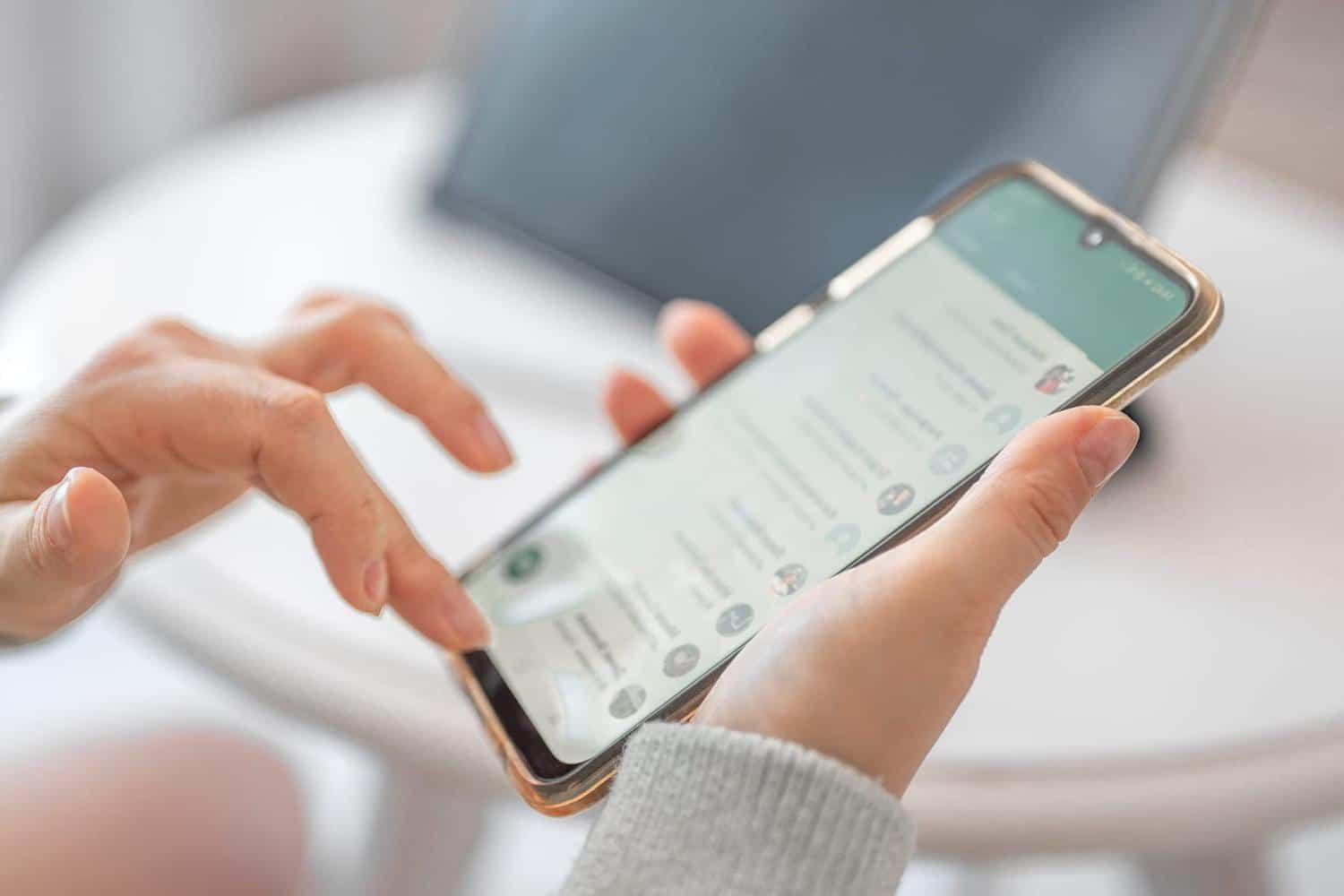 "Inutile", "envahissant"... les groupes WhatsApp de parents d'élèves sont-ils devenus un enfer ?