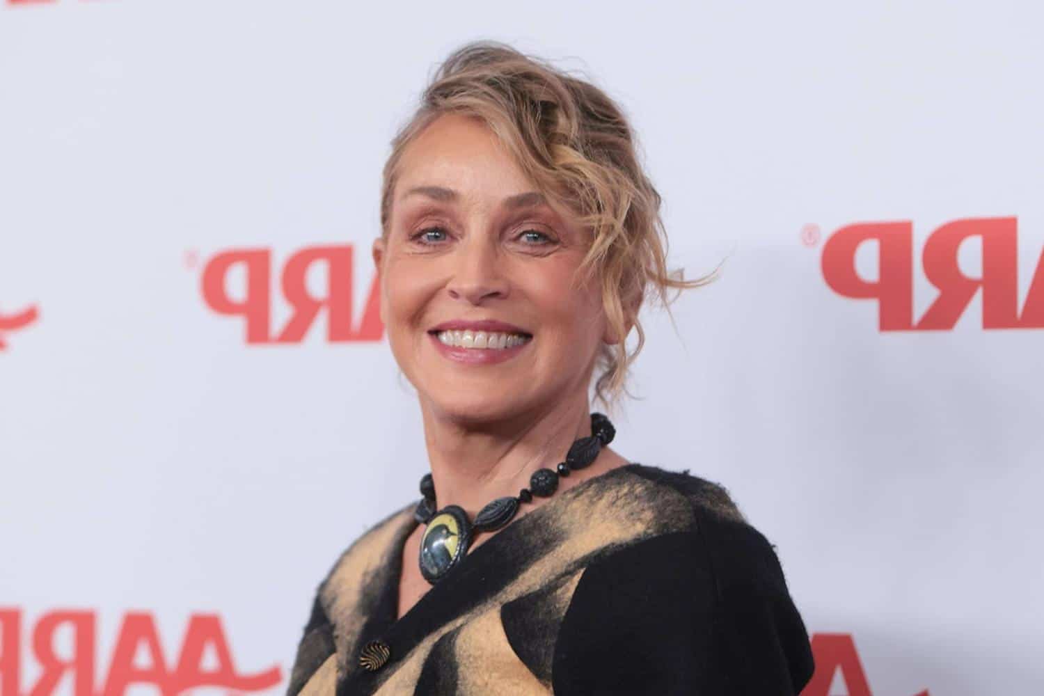 À 68 ans, Sharon Stone adopte une nouvelle  façon de coiffer son carré qui la fait paraître plus jeune