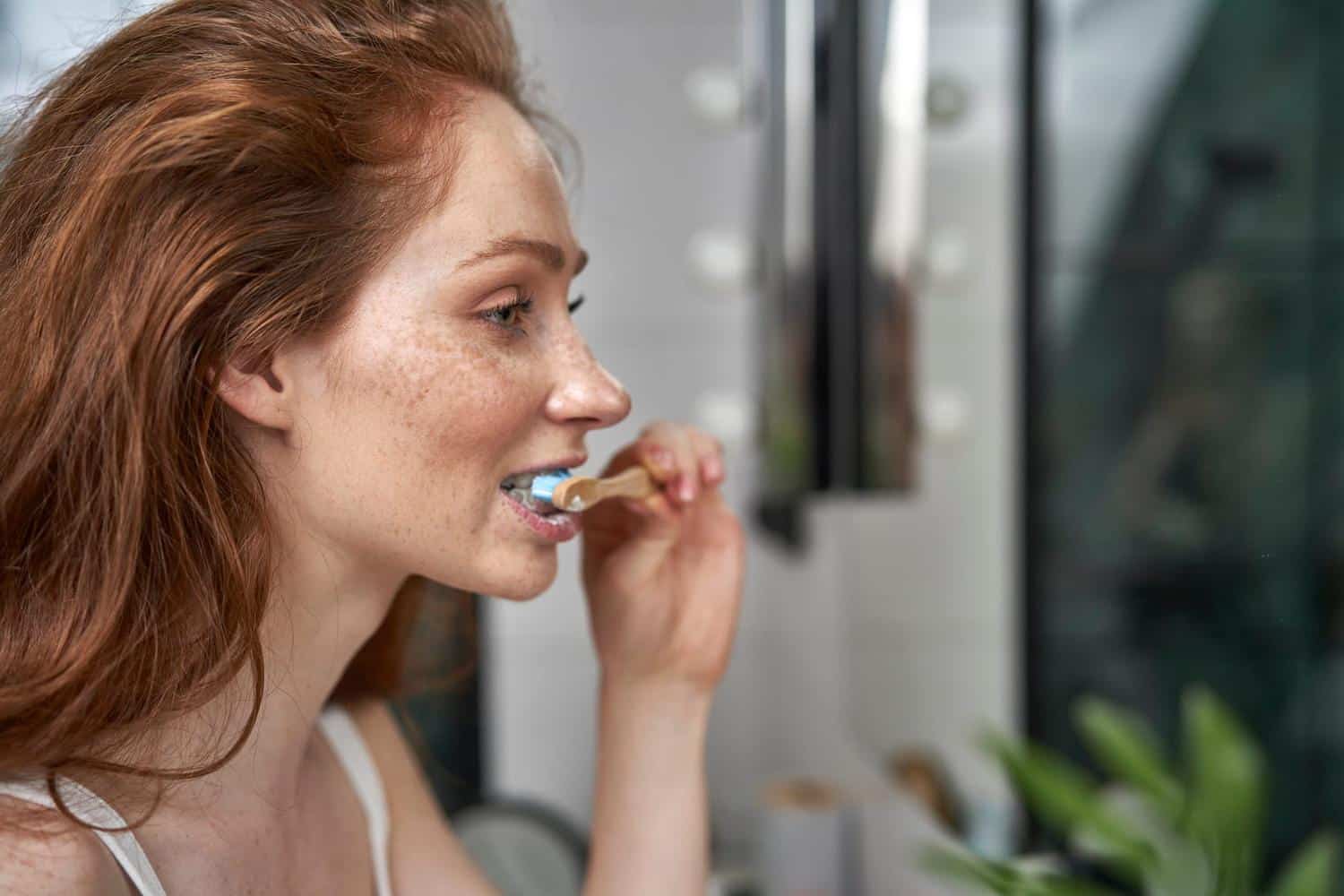Un dentiste révèle le geste avec la brosse à dents qui empêche d'avoir les dents blanches