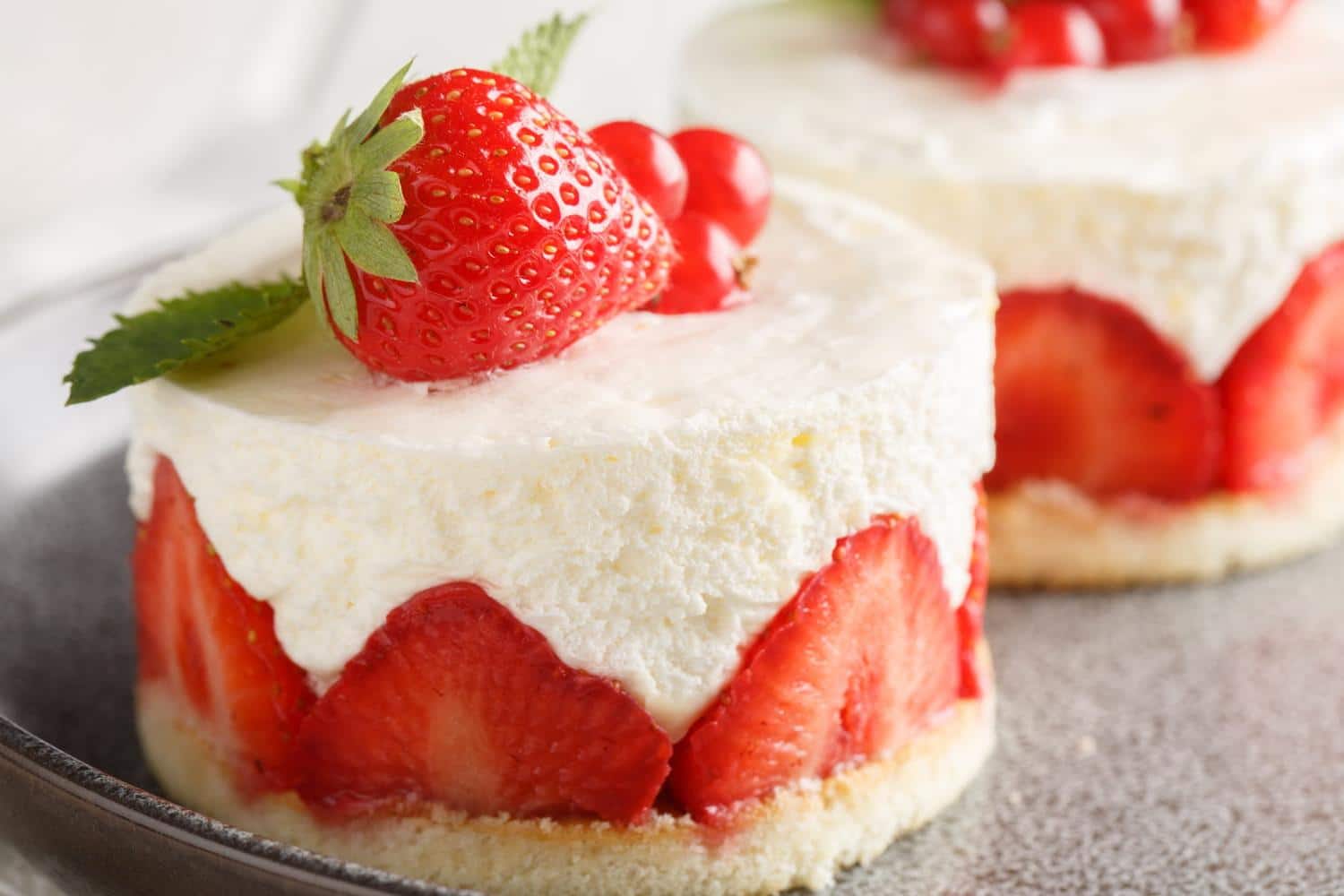 Ni génoise ni sirop : les pâtissiers débutants adorent cette recette de fraisier inratable